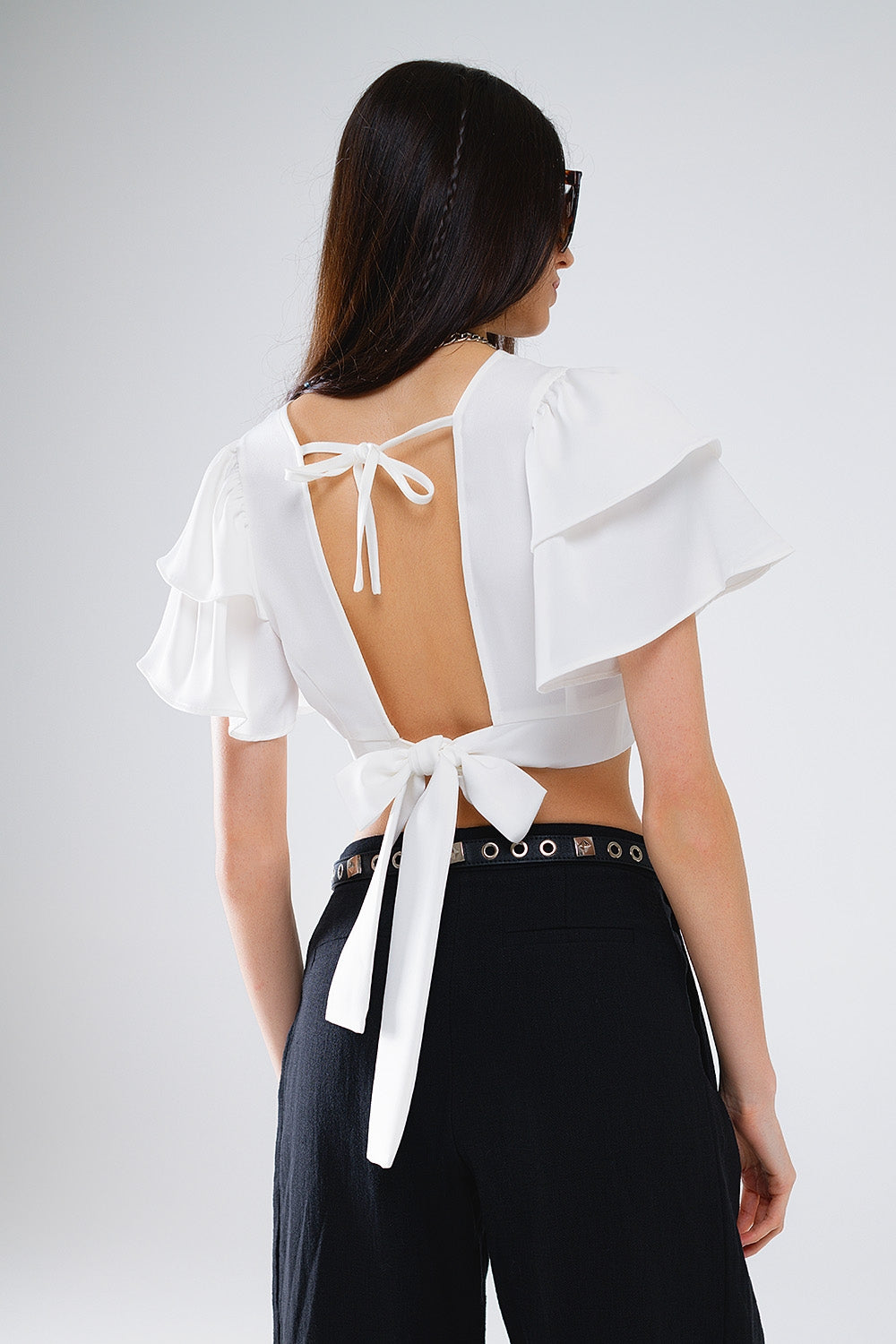 Crop Top bianco con maniche corte e scollo a V