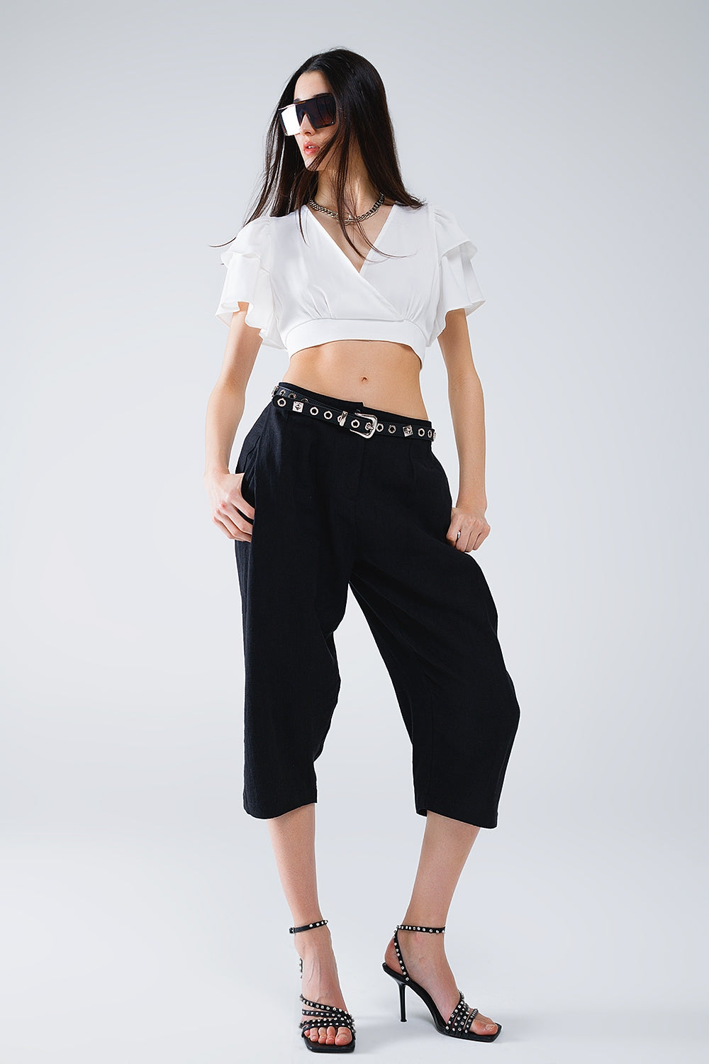 Crop Top bianco con maniche corte e scollo a V