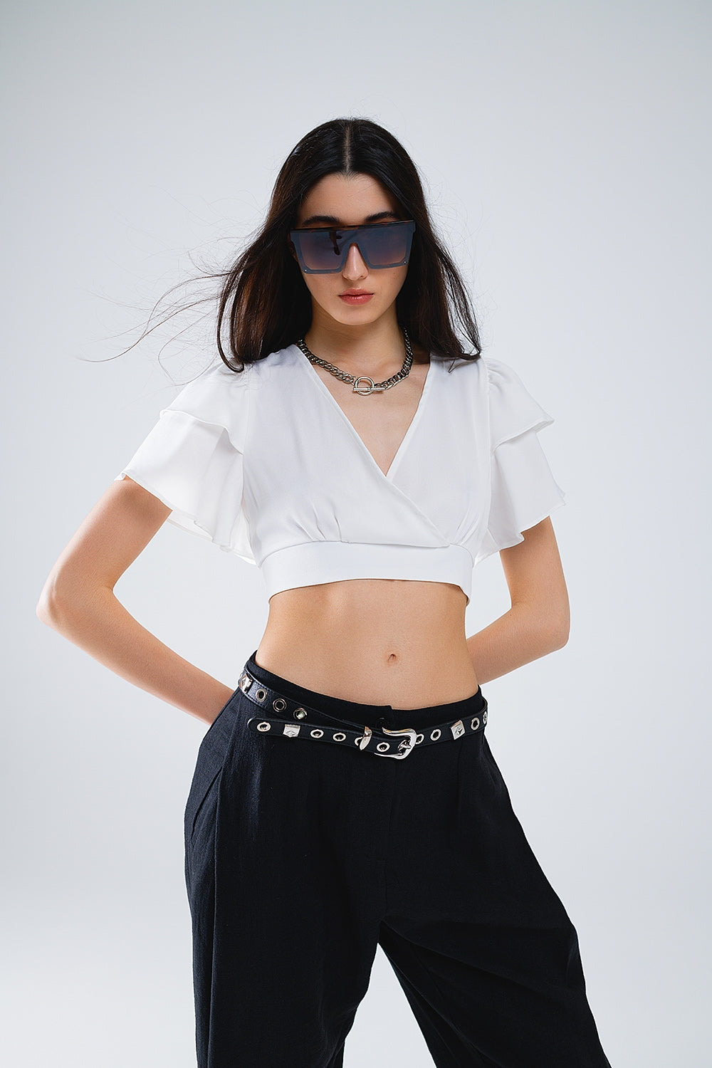 Crop Top bianco con maniche corte e scollo a V