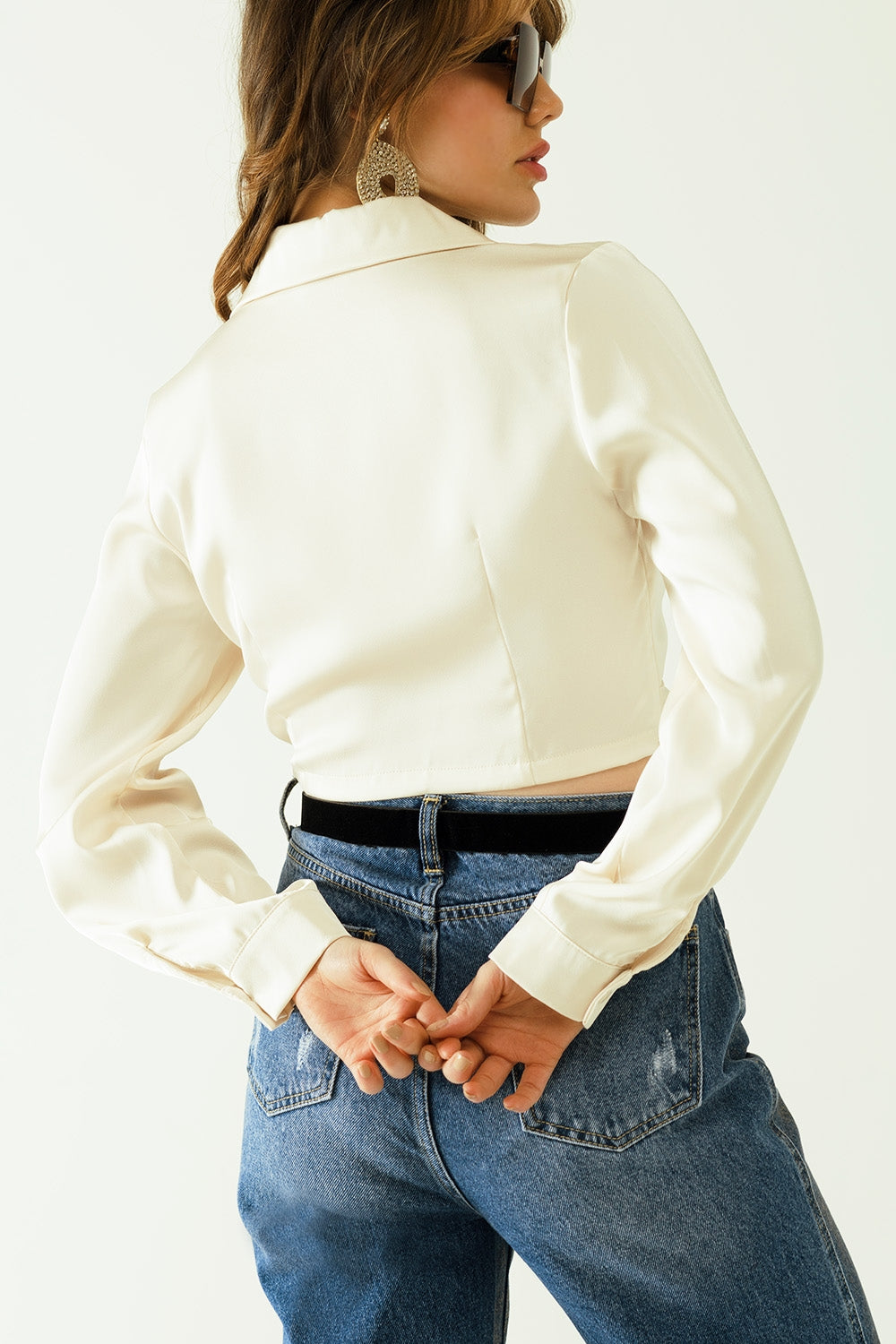 Crop top bianco con scollo a V maniche lunghe e tasche frontali