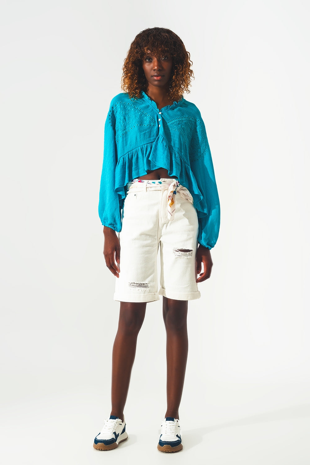 Crop top con volants e ricamo in blu