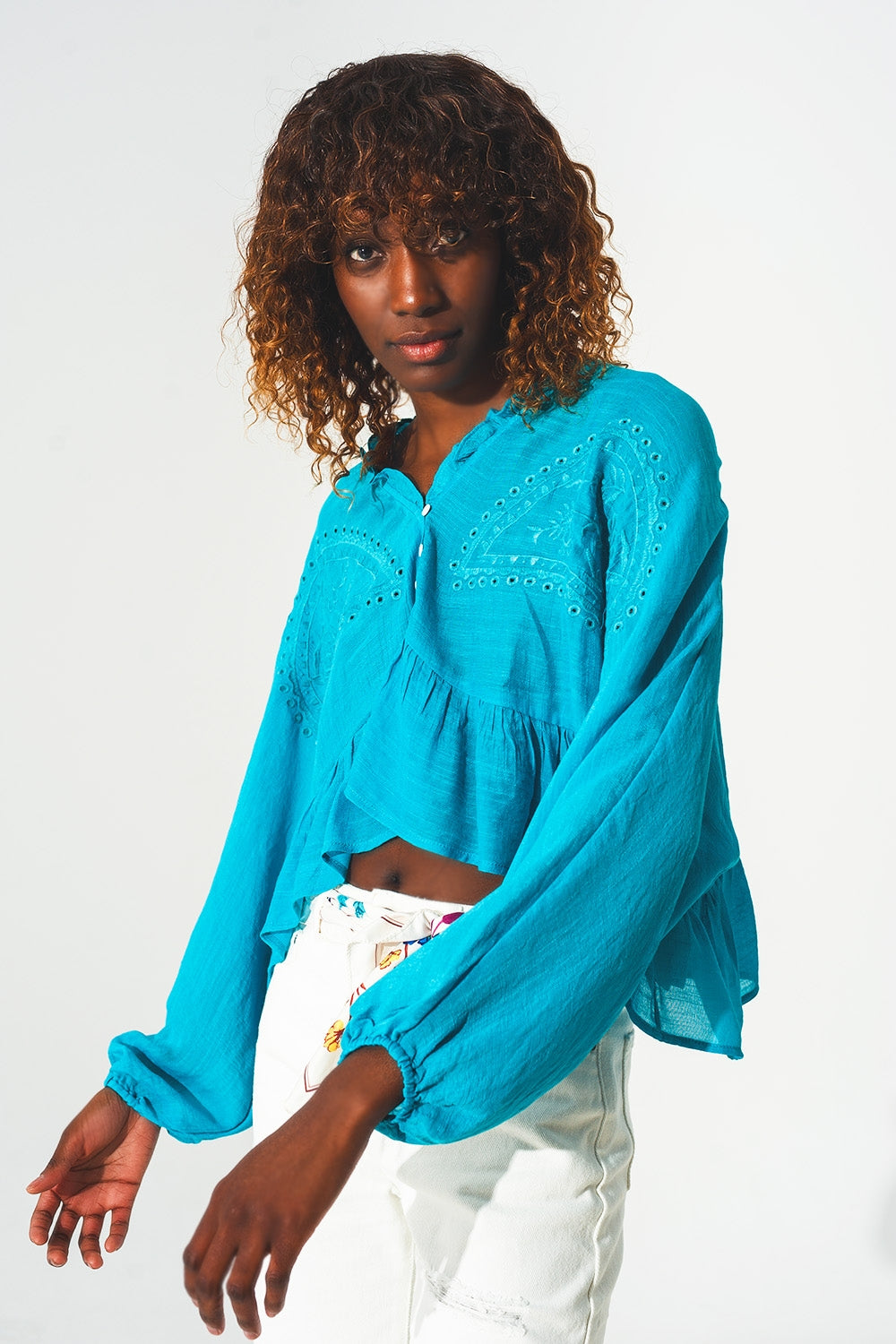 Crop top con volants e ricamo in blu