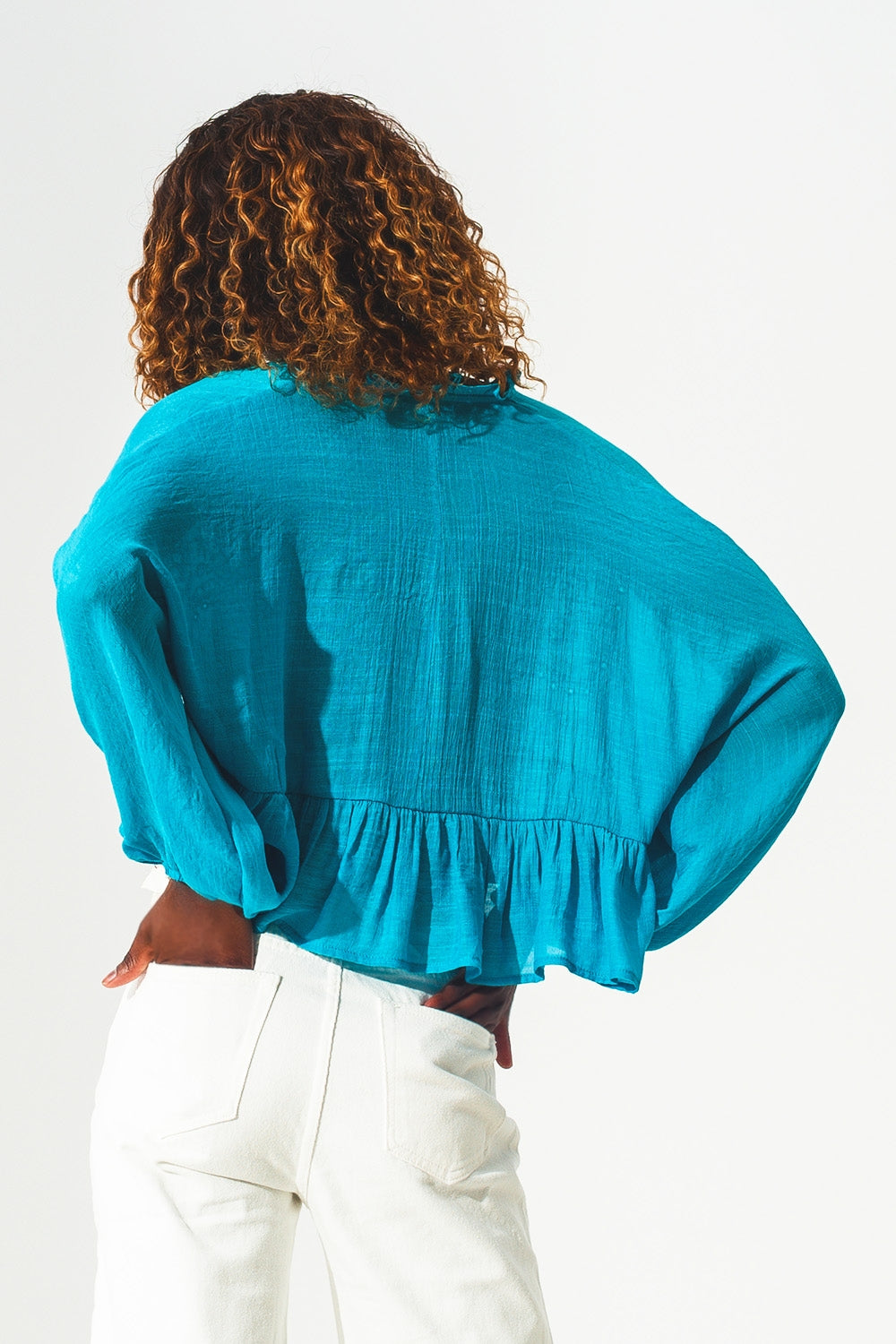 Crop top con volants e ricamo in blu