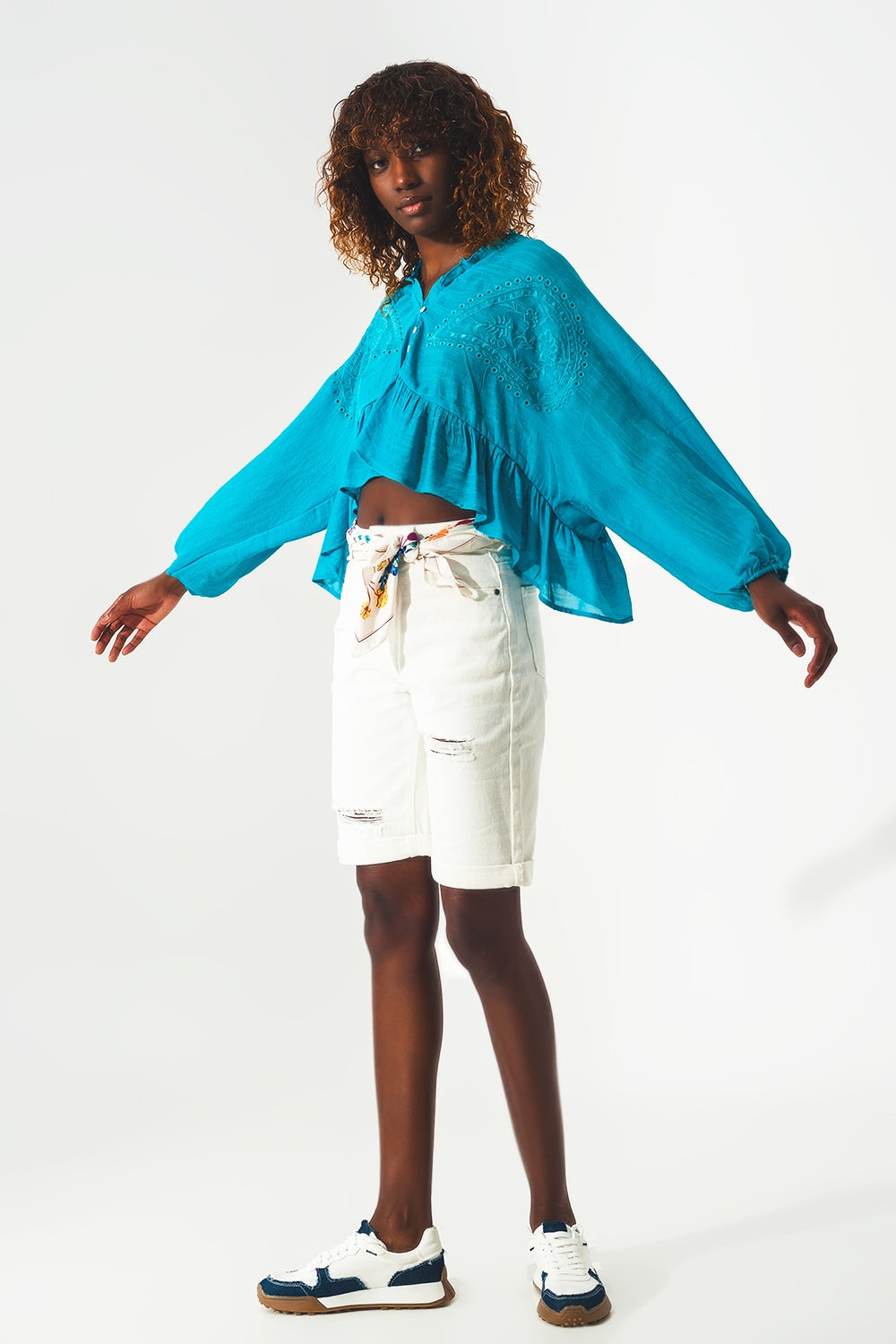 Crop top con volants e ricamo in blu