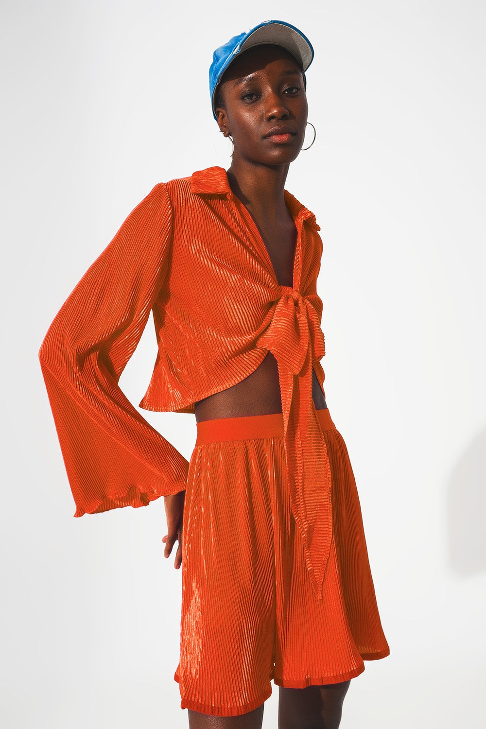 Crop top plissé annodato sul davanti in arancio
