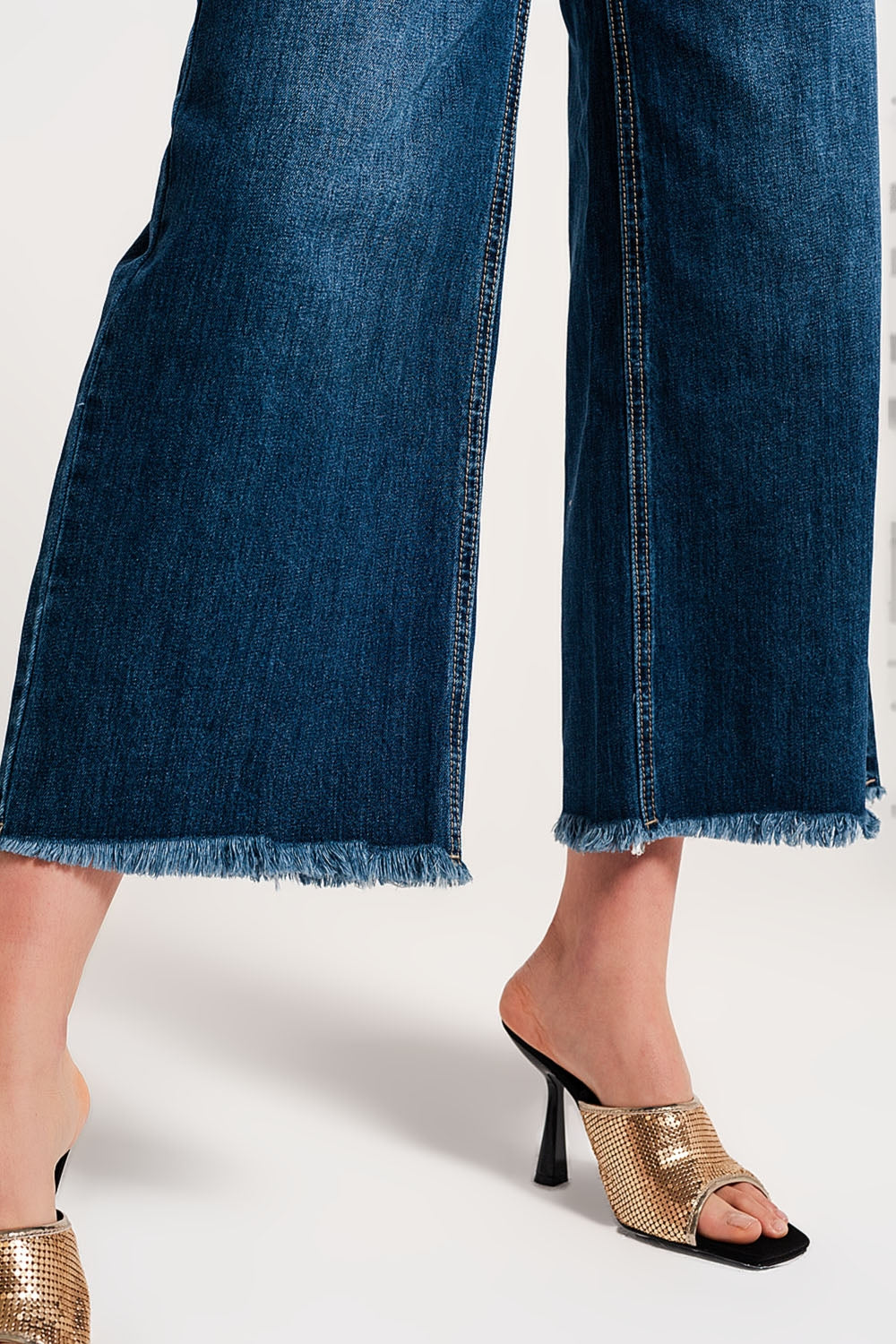 Cropped jeans blu con orli sfrangiati
