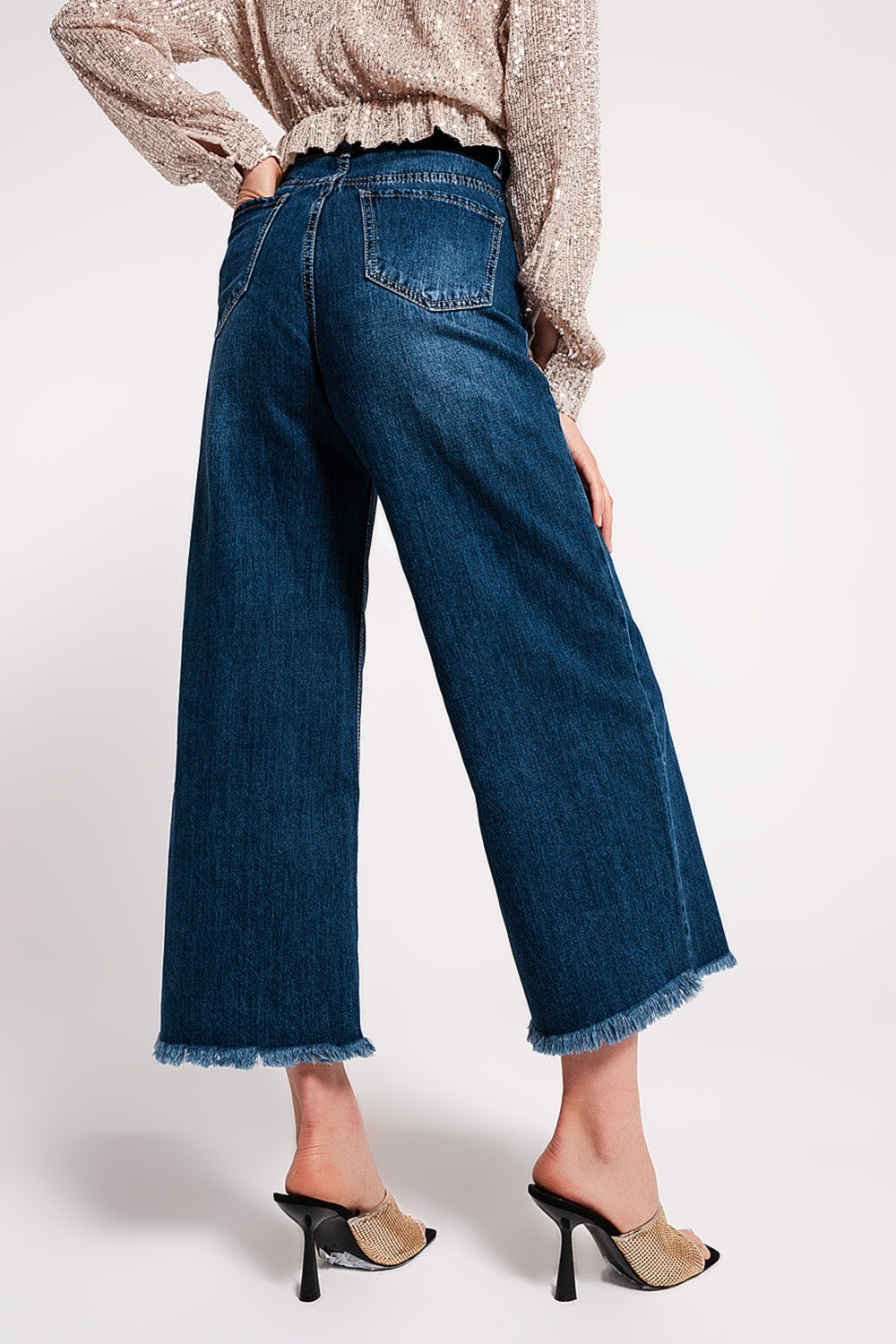 Cropped jeans blu con orli sfrangiati
