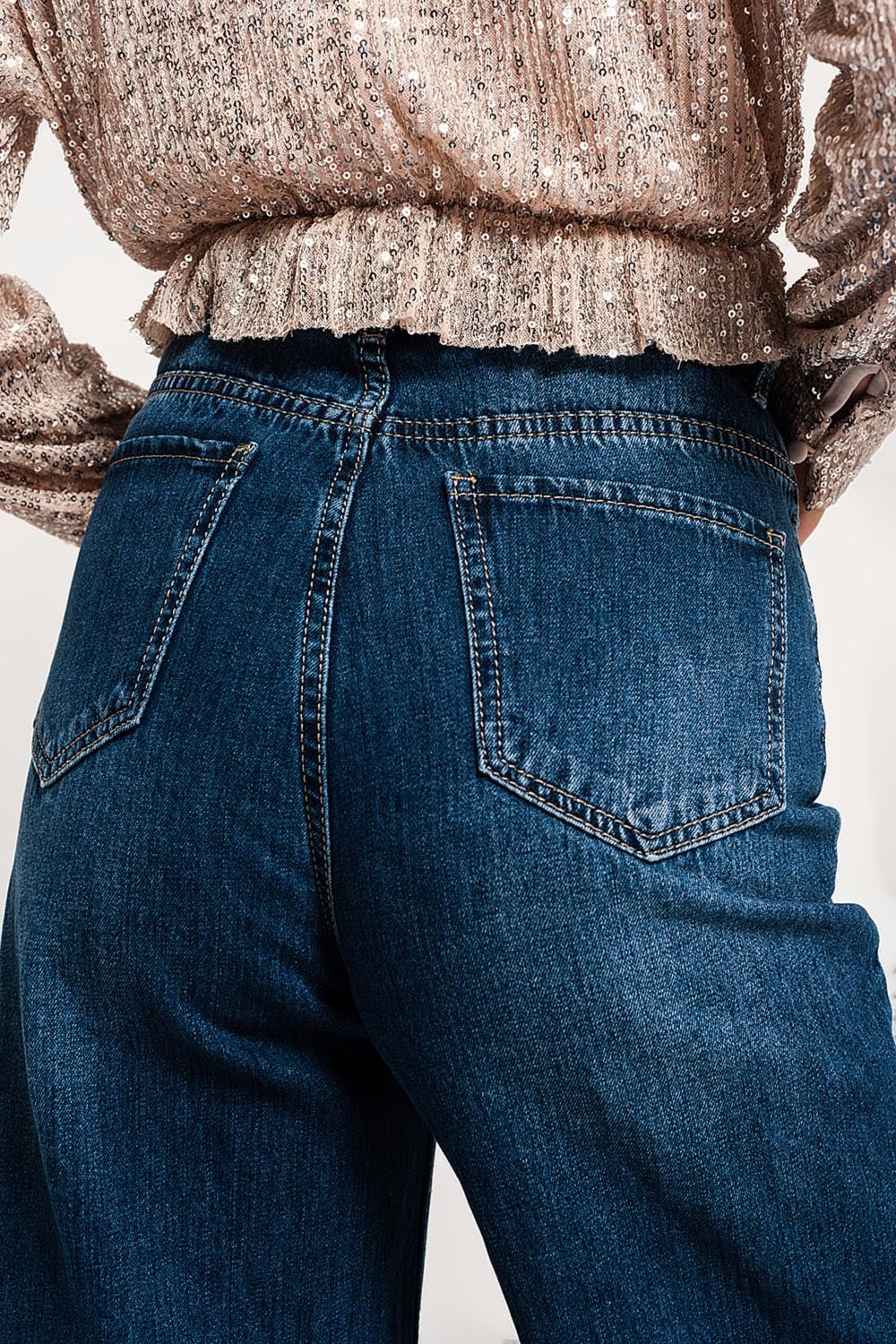 Cropped jeans blu con orli sfrangiati
