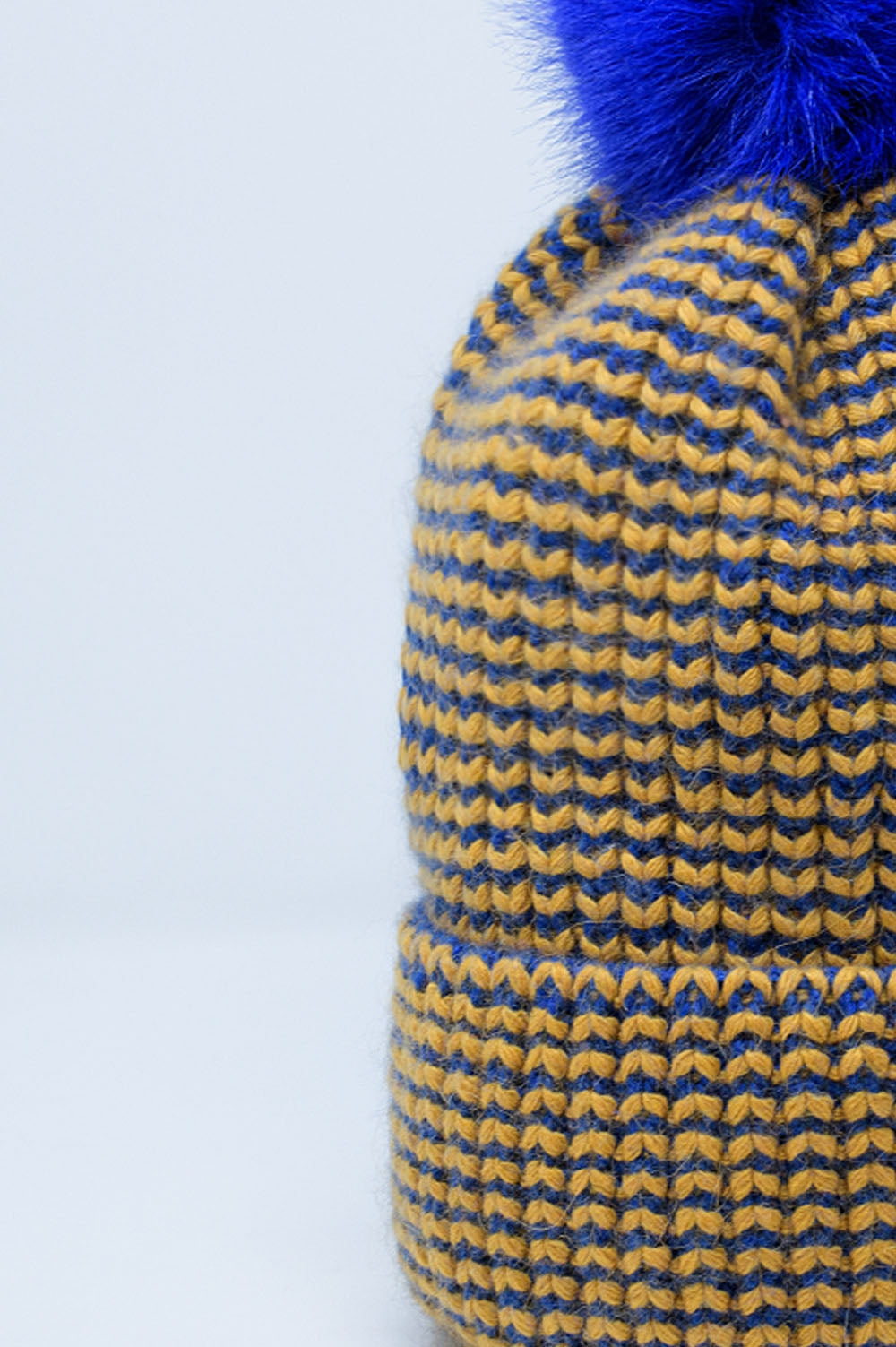 Cuffia a maglia con pompon in blu e giallo