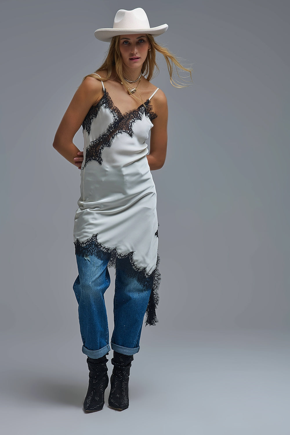 Elegante abito asimmetrico in pizzo di raso bianco