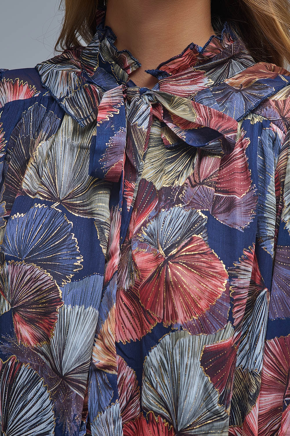 Elegante abito floreale con collo a cravatta
