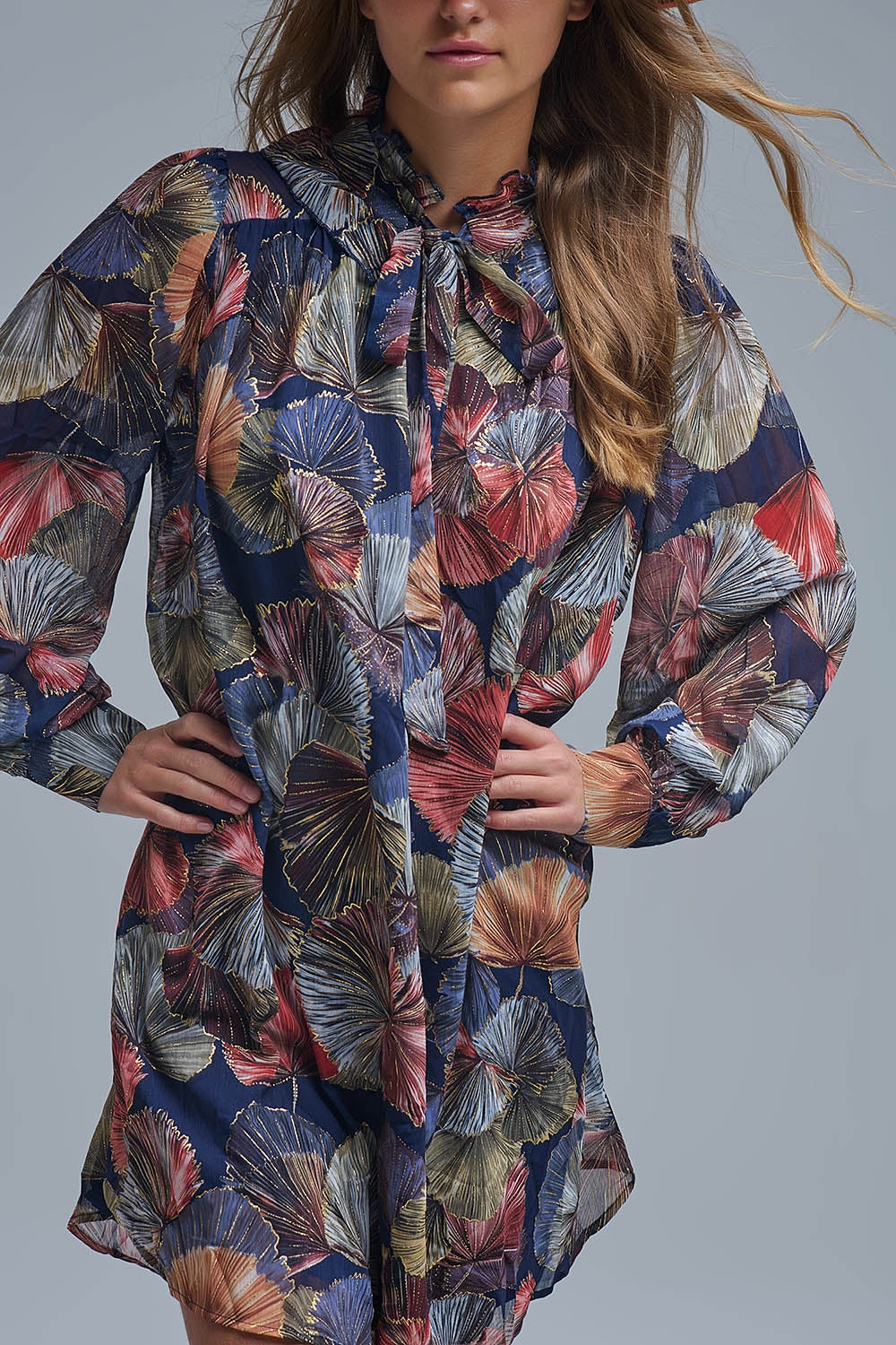 Elegante abito floreale con collo a cravatta