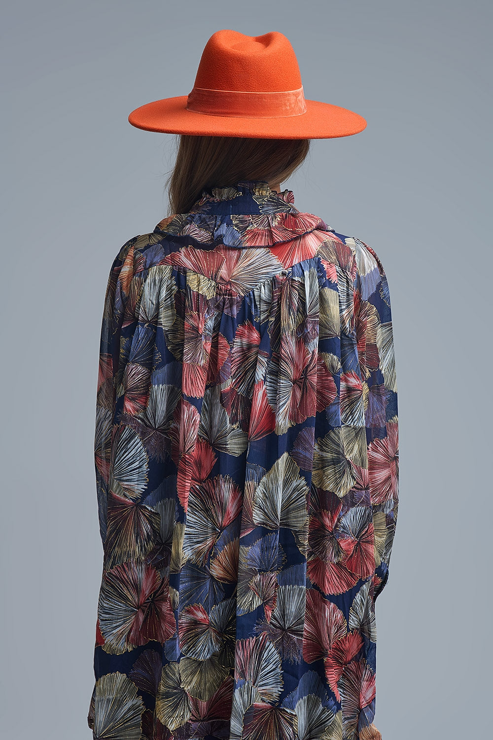 Elegante abito floreale con collo a cravatta