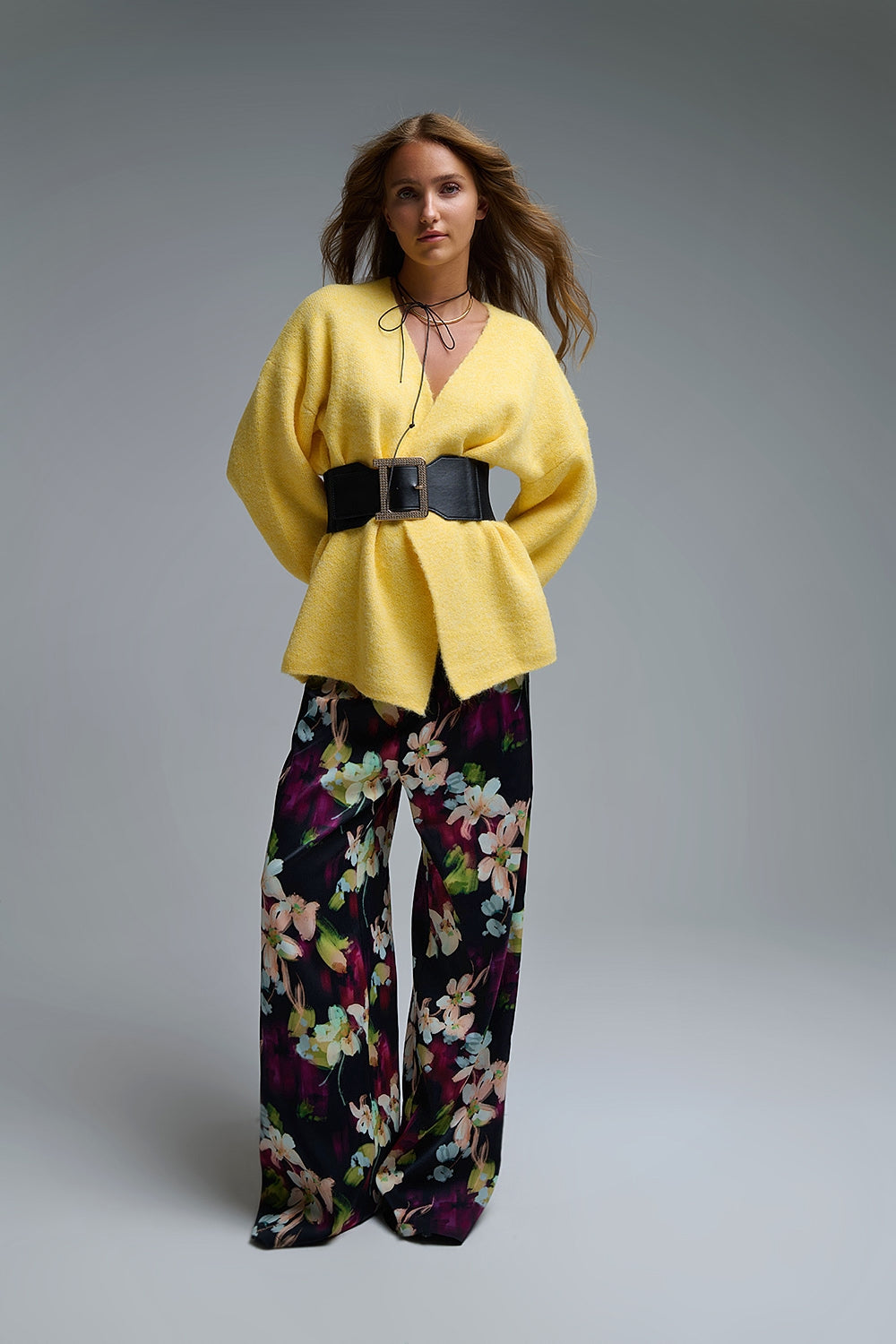 Elegante cardigan giallo lavorato a maglia