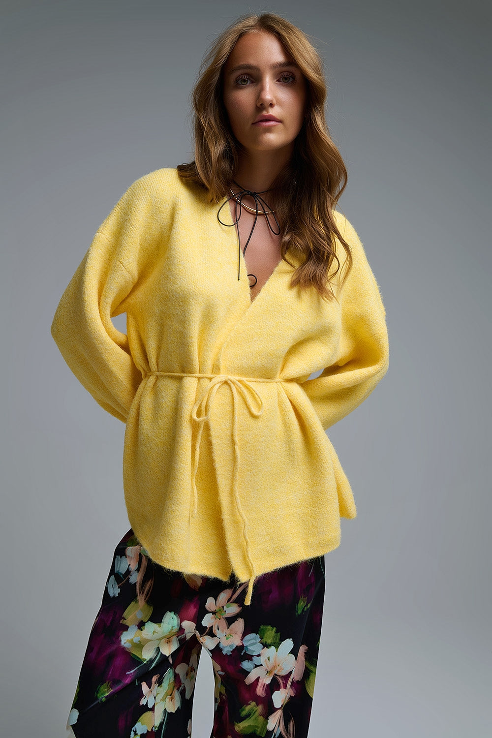 Elegante cardigan giallo lavorato a maglia