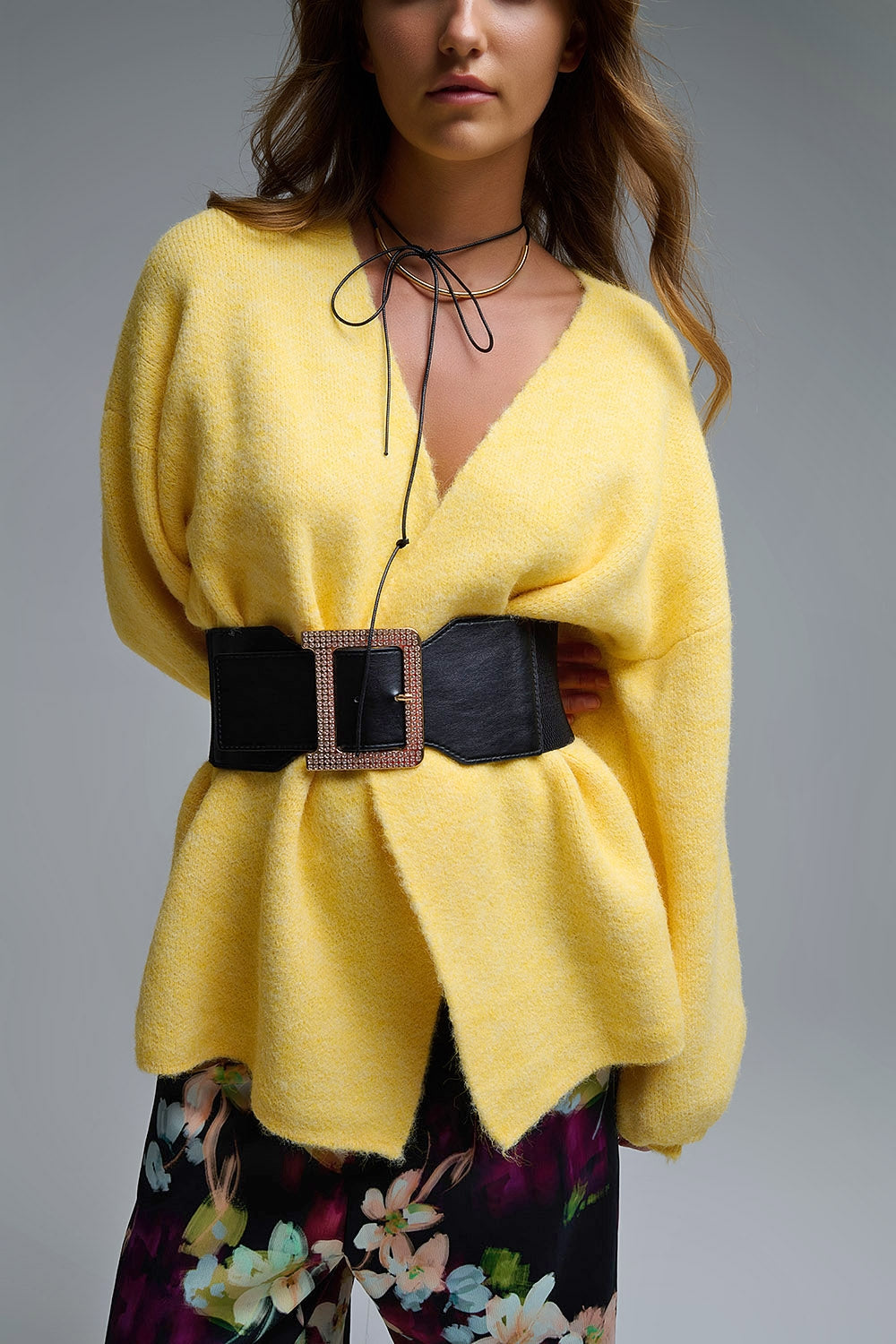 Elegante cardigan giallo lavorato a maglia