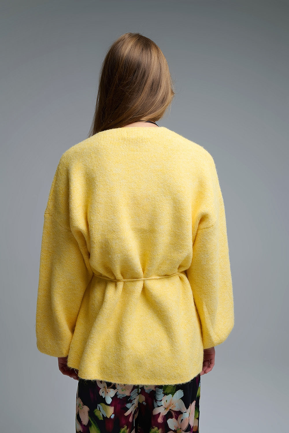 Elegante cardigan giallo lavorato a maglia