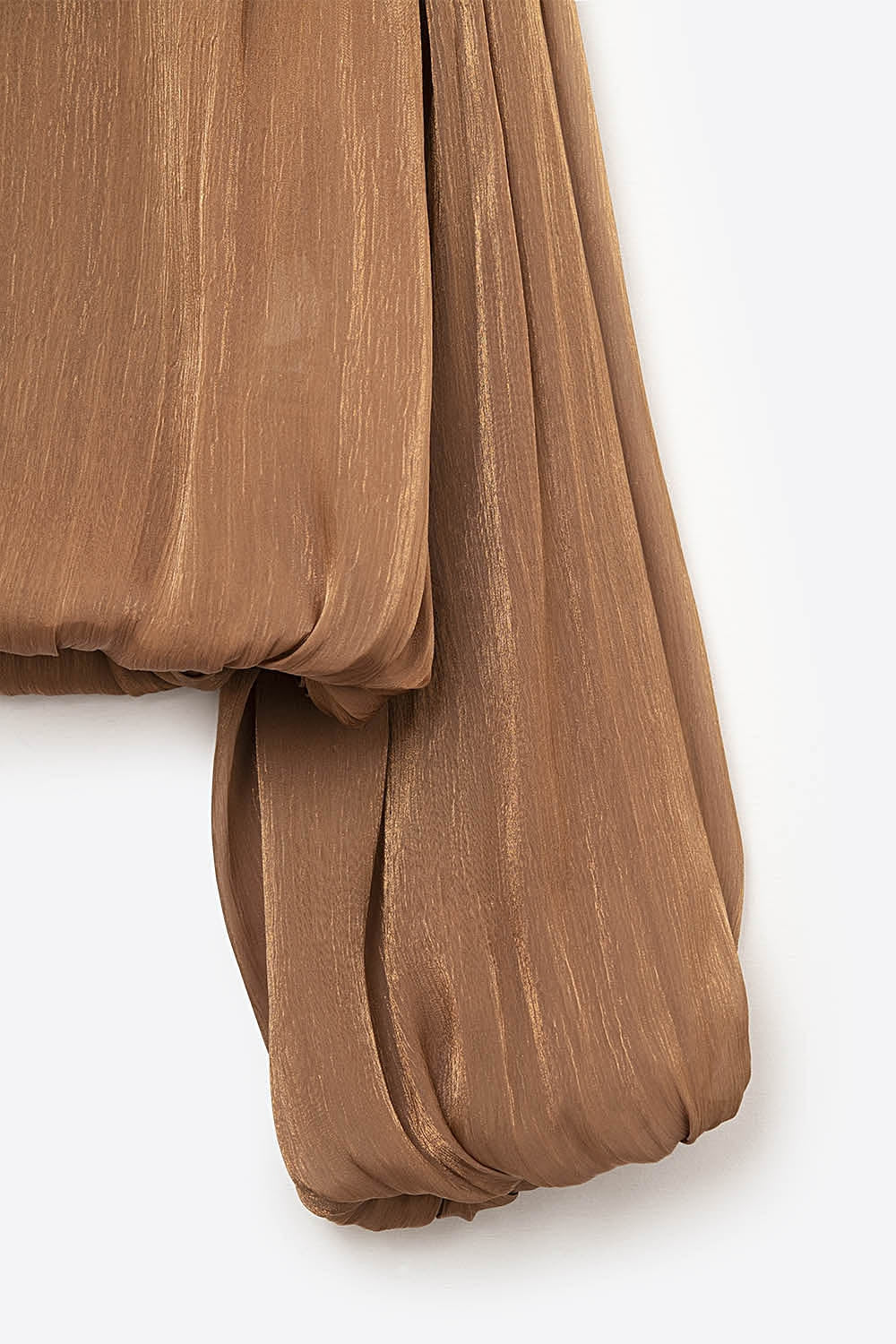 Elegante top cropped in raso lucido color cammello