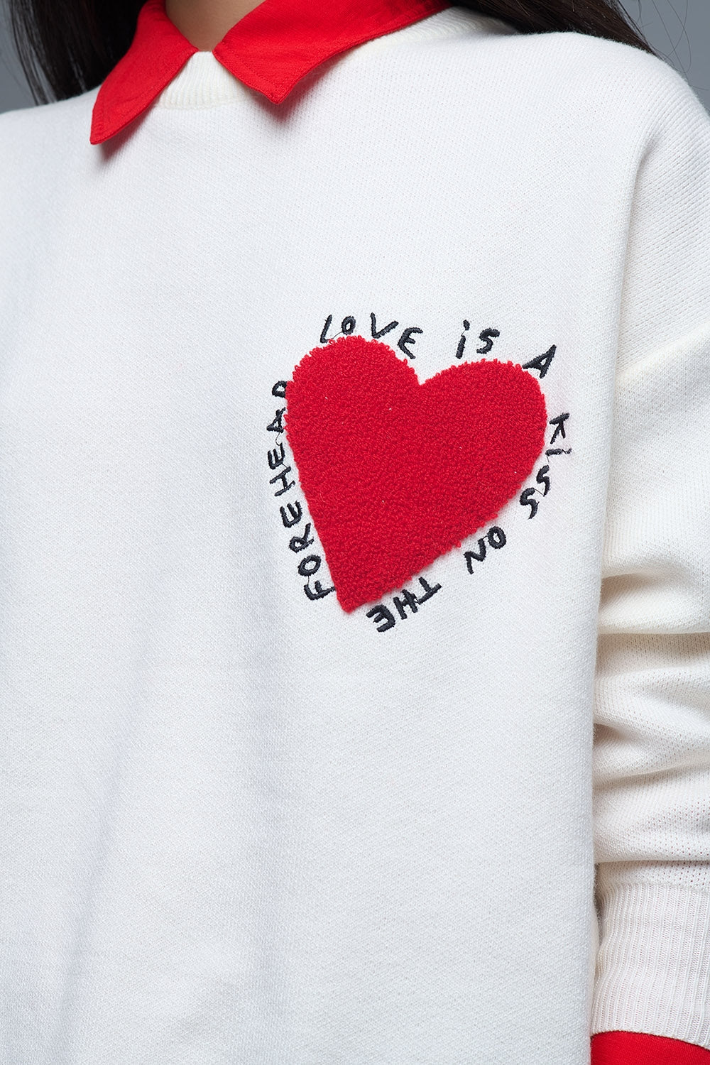 Felpa a maglia con cuore ricamato e testo in crema