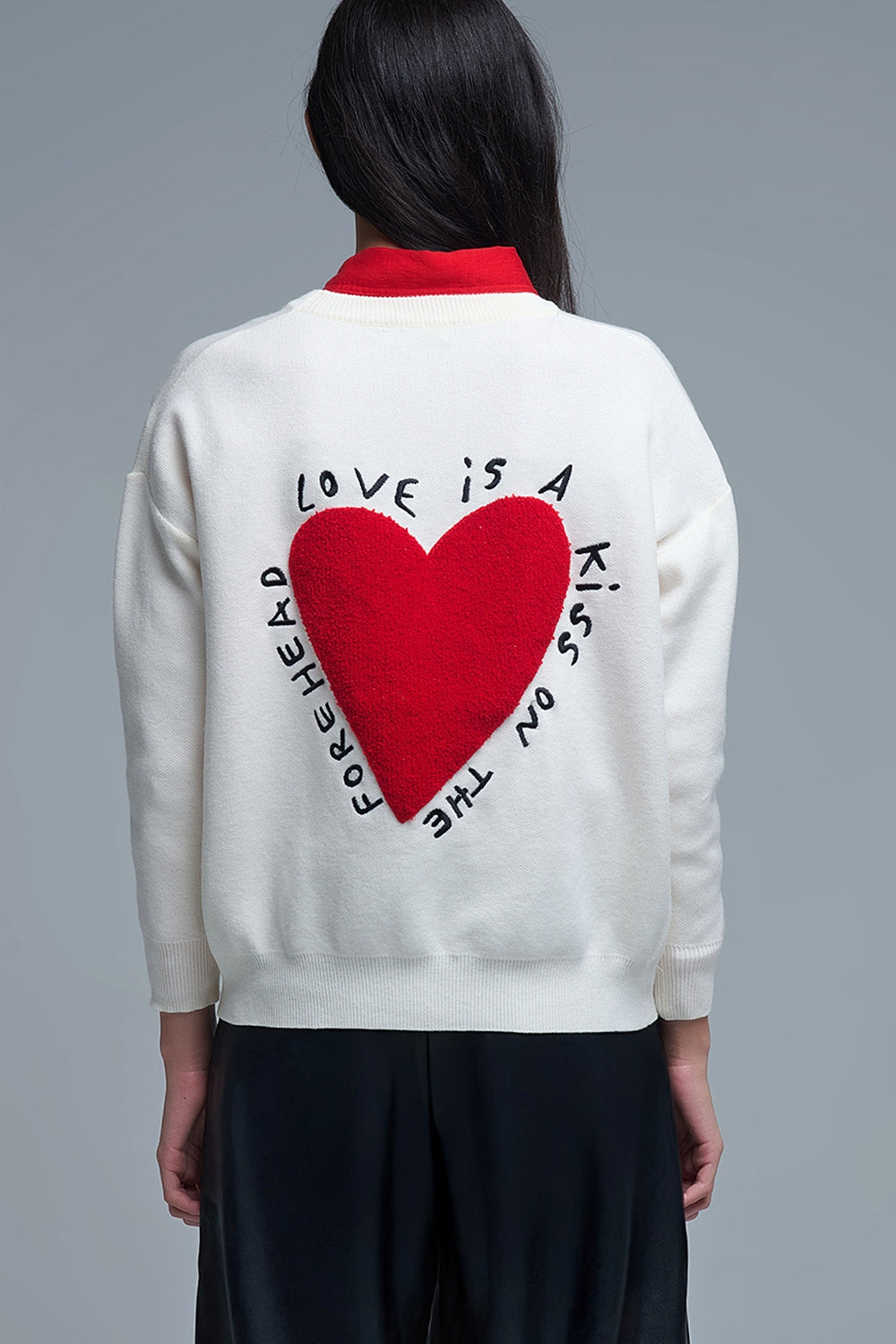 Felpa a maglia con cuore ricamato e testo in crema