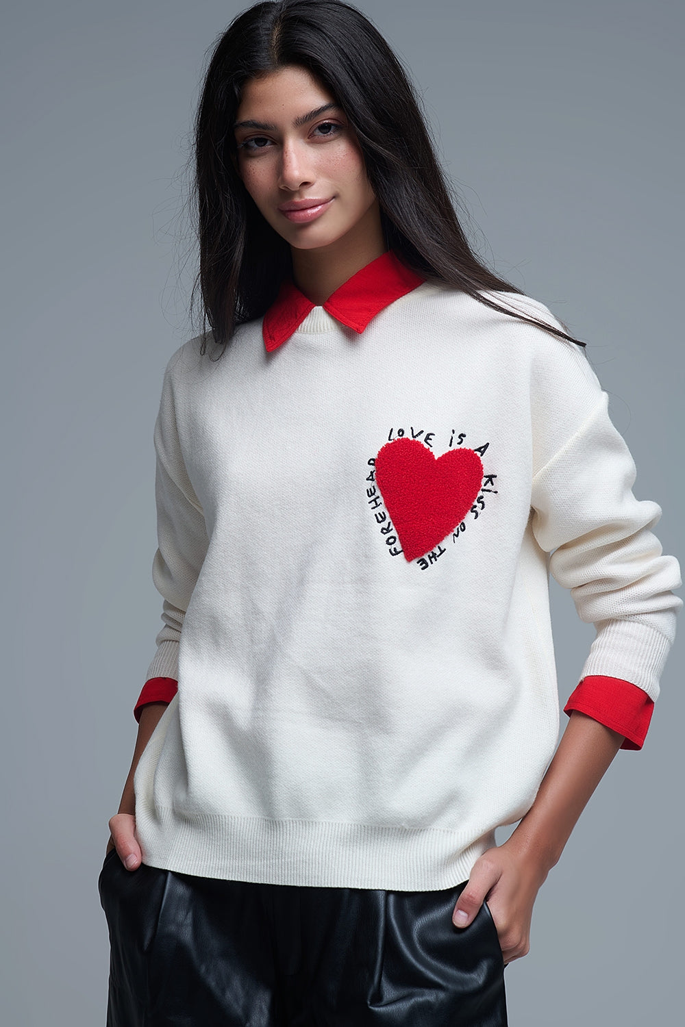 Felpa a maglia con cuore ricamato e testo in crema
