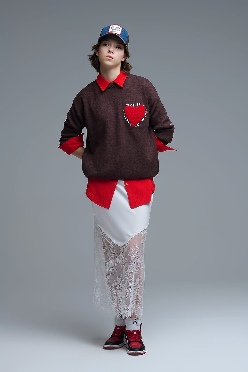 Felpa a maglia con cuore ricamato e testo in marrone