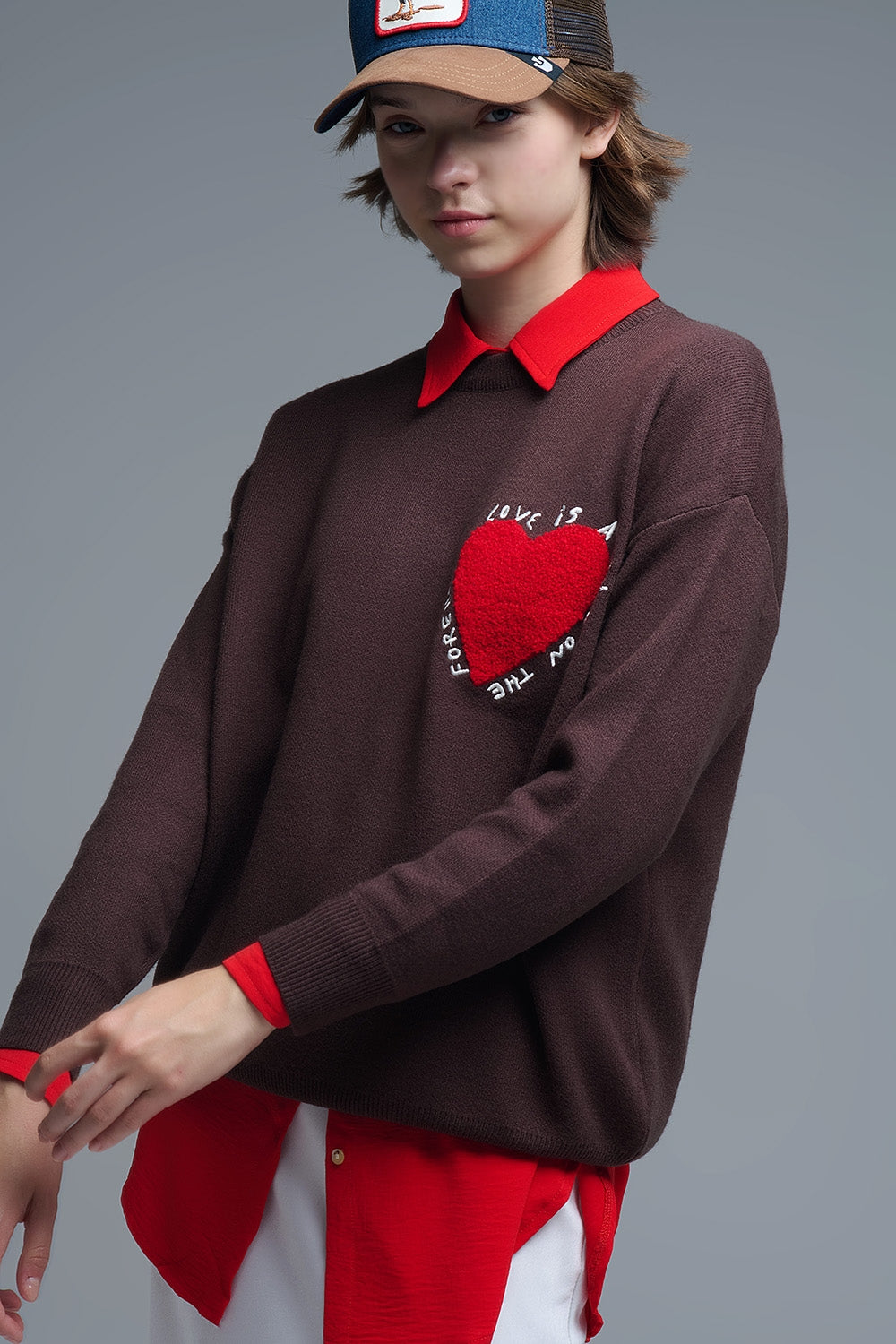 Felpa a maglia con cuore ricamato e testo in marrone