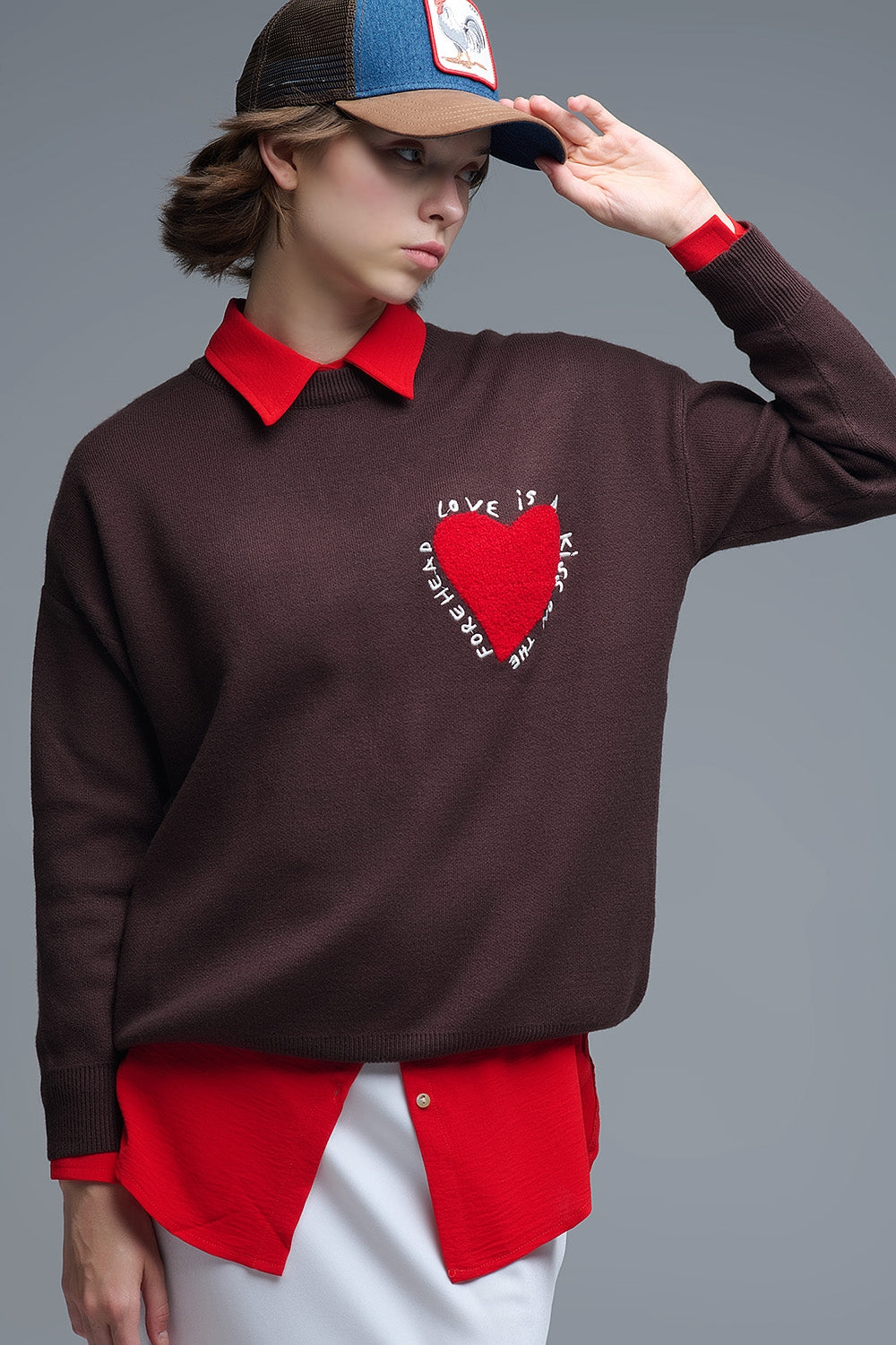 Felpa a maglia con cuore ricamato e testo in marrone