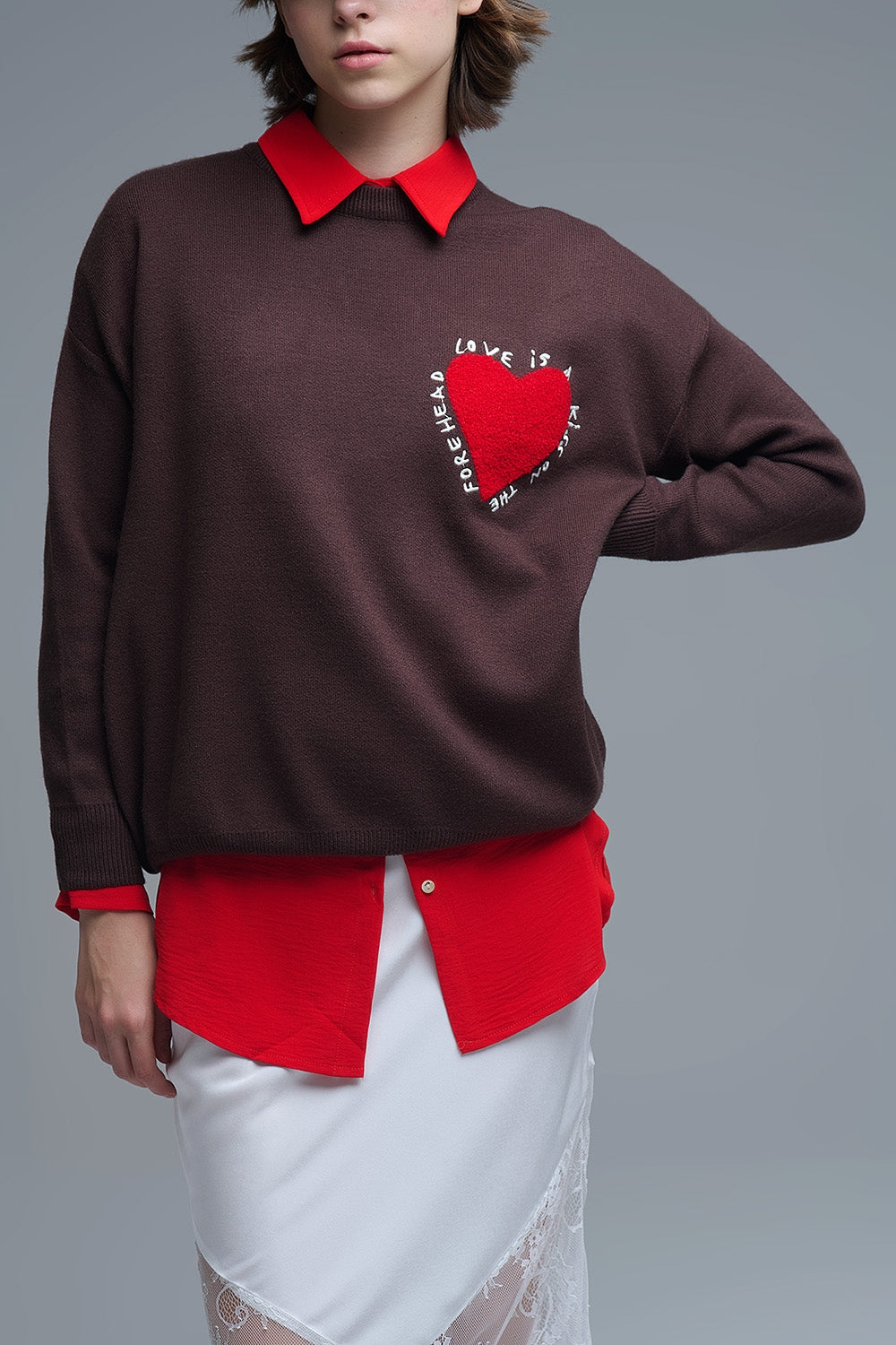 Felpa a maglia con cuore ricamato e testo in marrone