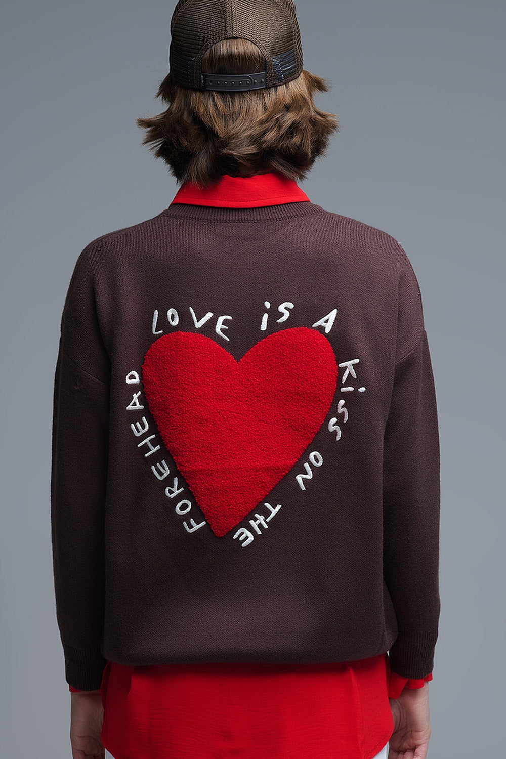 Felpa a maglia con cuore ricamato e testo in marrone