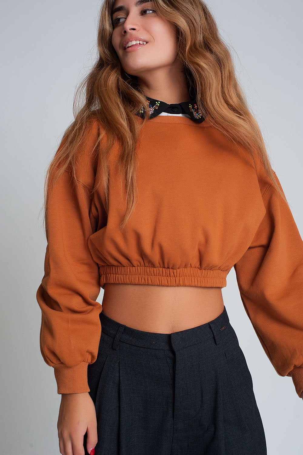 Felpa oversize tagliata in cammello
