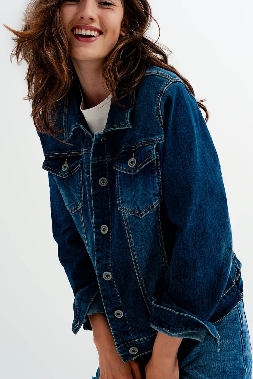 Giacca corta di jeans blu a lavaggio scuro