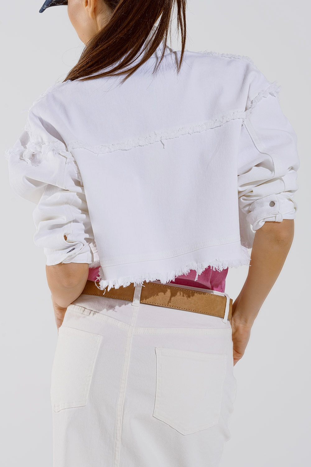 Giacca cropped con tasche sul petto e dettagli floreali in rosa