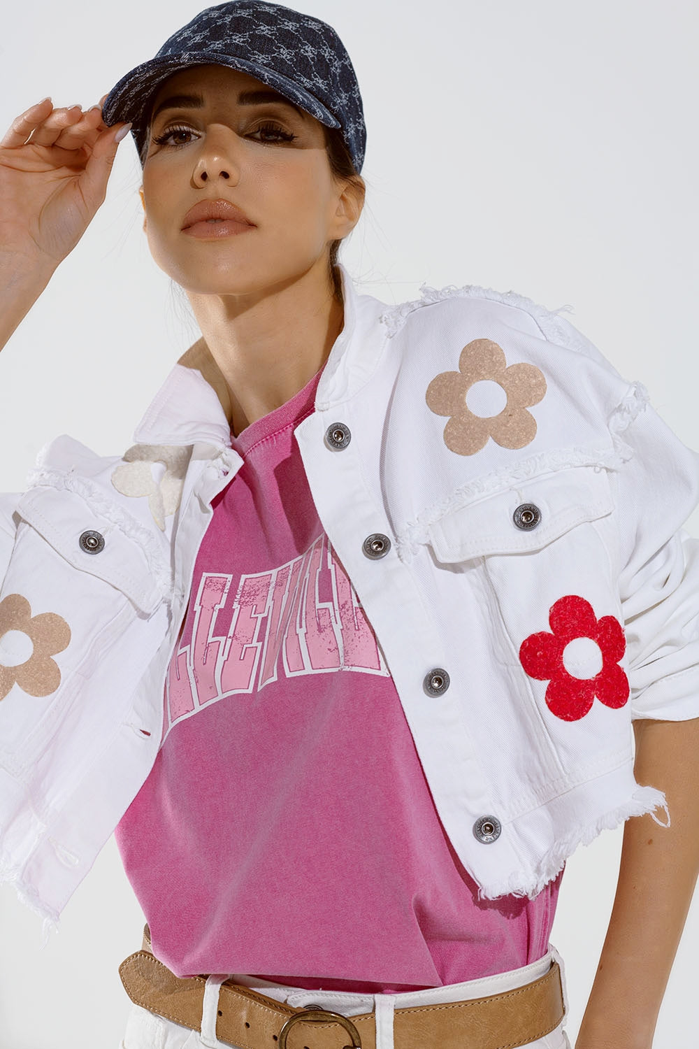 Giacca cropped con tasche sul petto e dettagli floreali in rosa