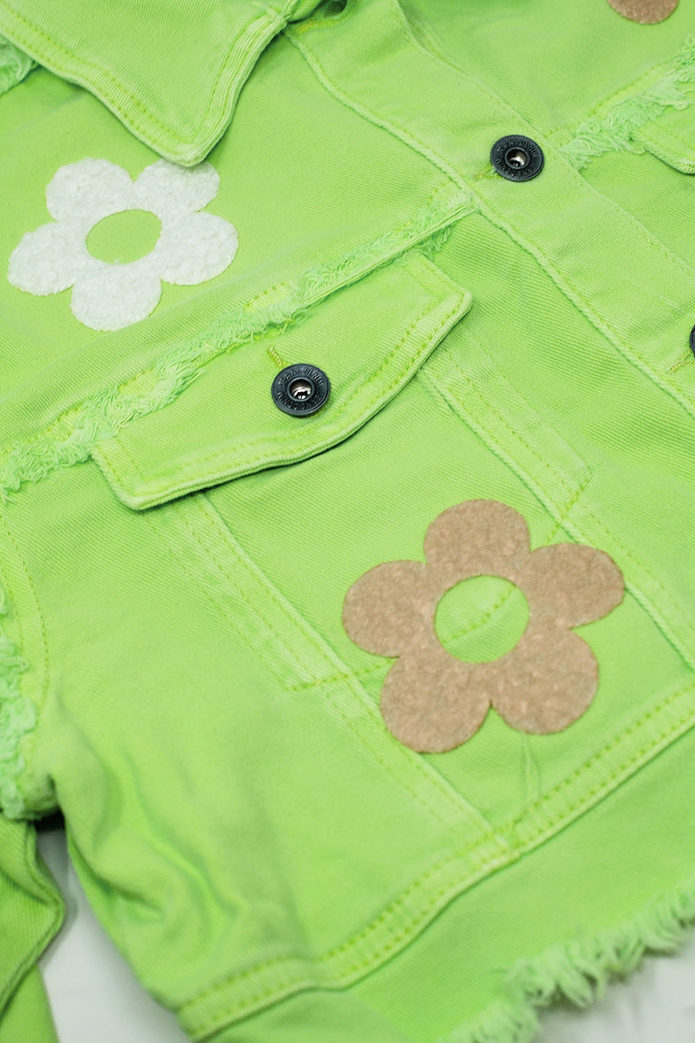Giacca cropped con tasche sul petto e dettagli floreali in verde
