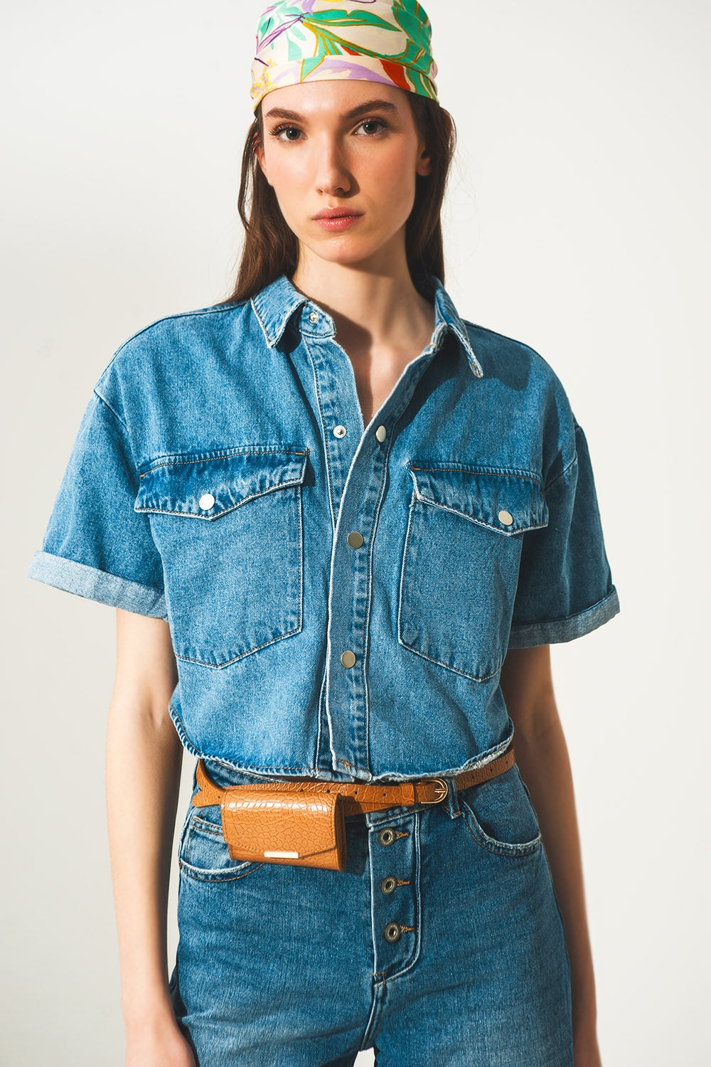 giacca cropped in denim con lavaggio blu medio