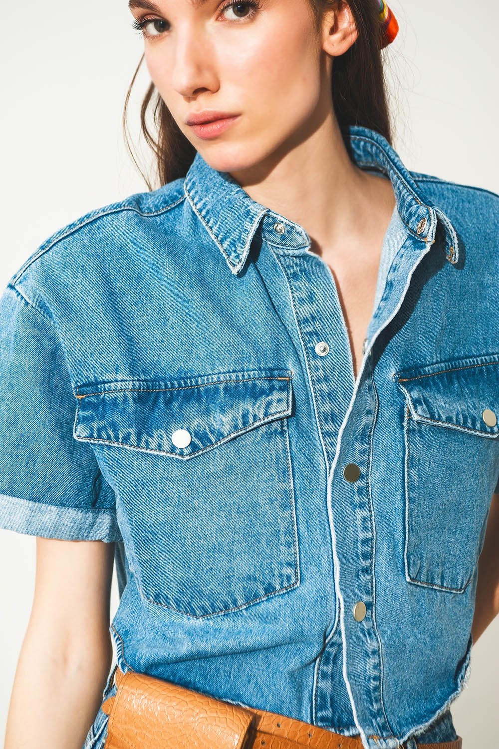giacca cropped in denim con lavaggio blu medio