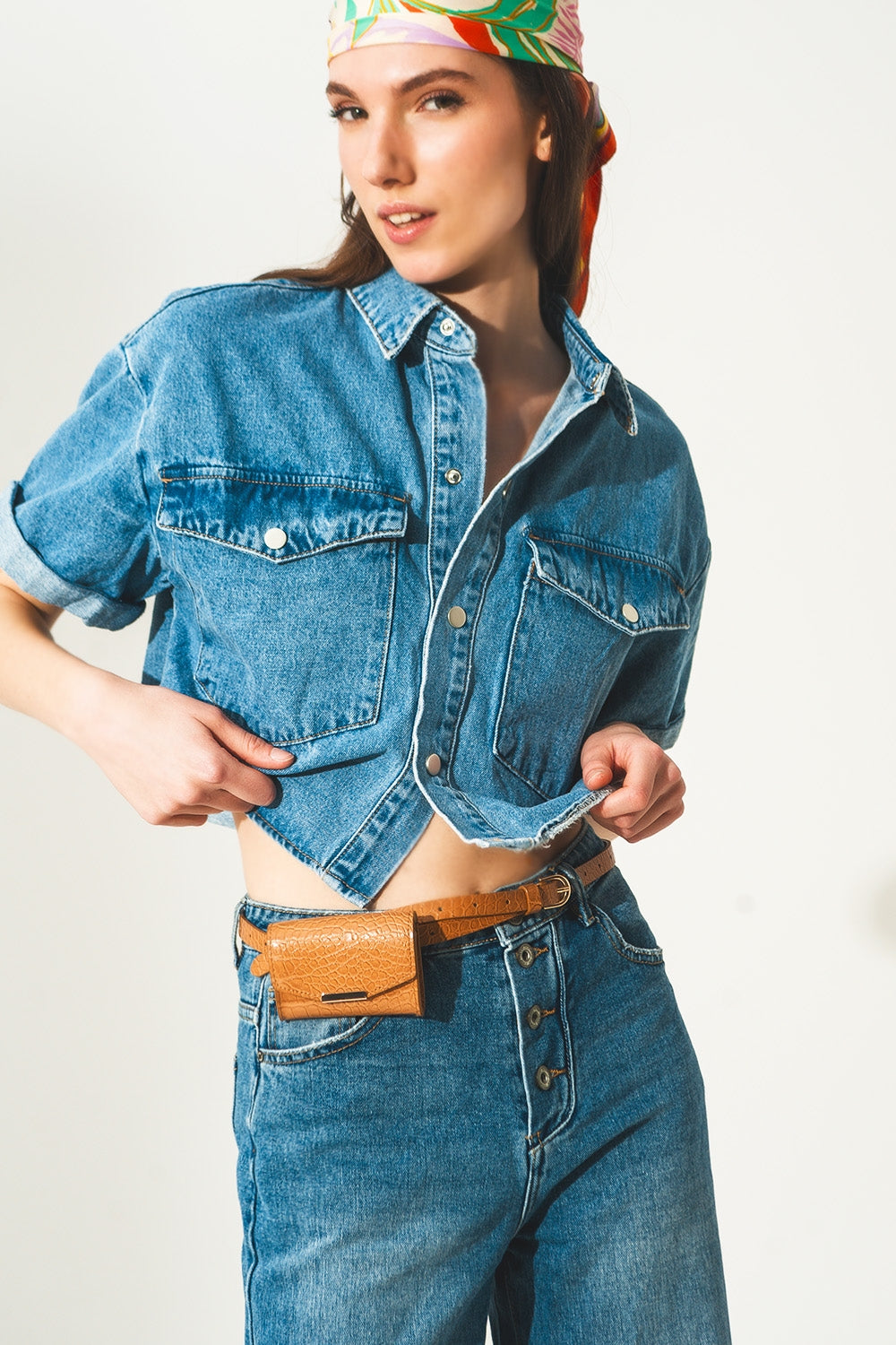 giacca cropped in denim con lavaggio blu medio