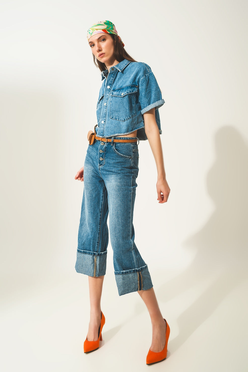 giacca cropped in denim con lavaggio blu medio