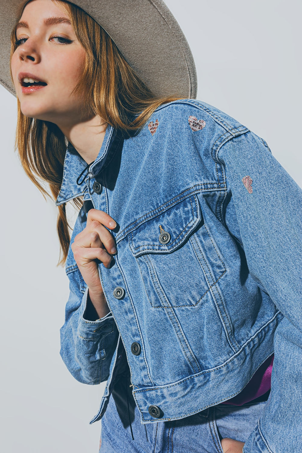 Giacca denim cropped con cuori laminati in lavaggio medio