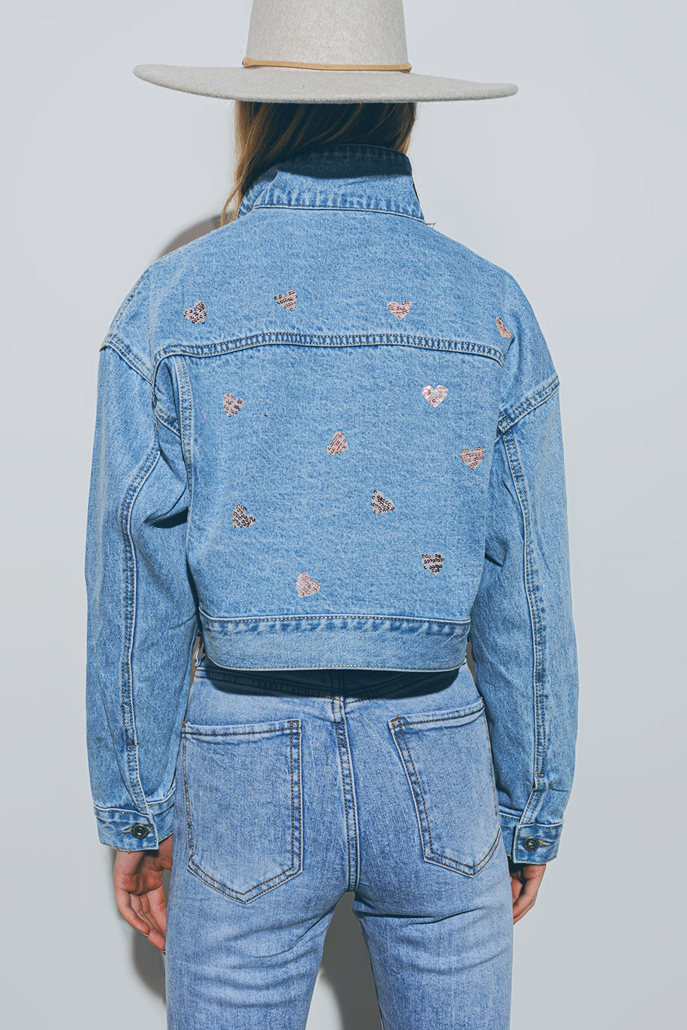 Giacca denim cropped con cuori laminati in lavaggio medio