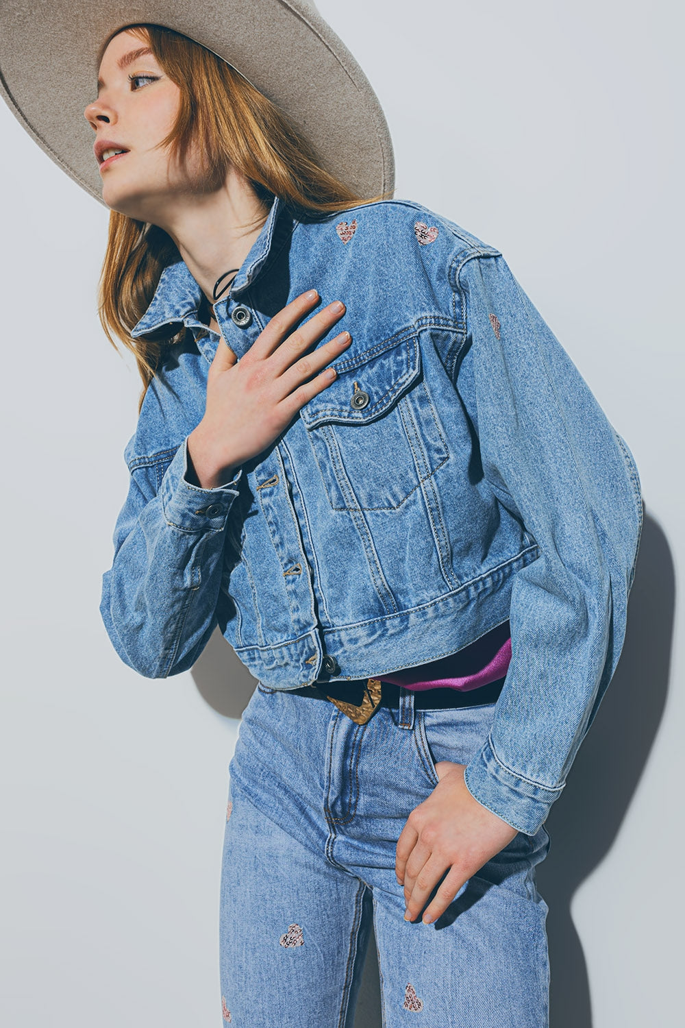 Giacca denim cropped con cuori laminati in lavaggio medio