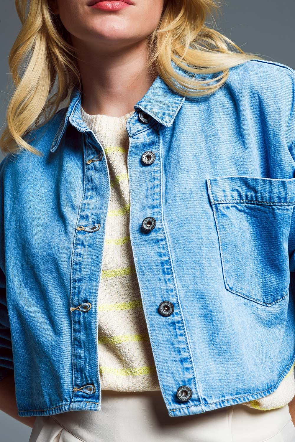 Giacca di jeans basic cropped in blu chiaro Con tasca sul petto
