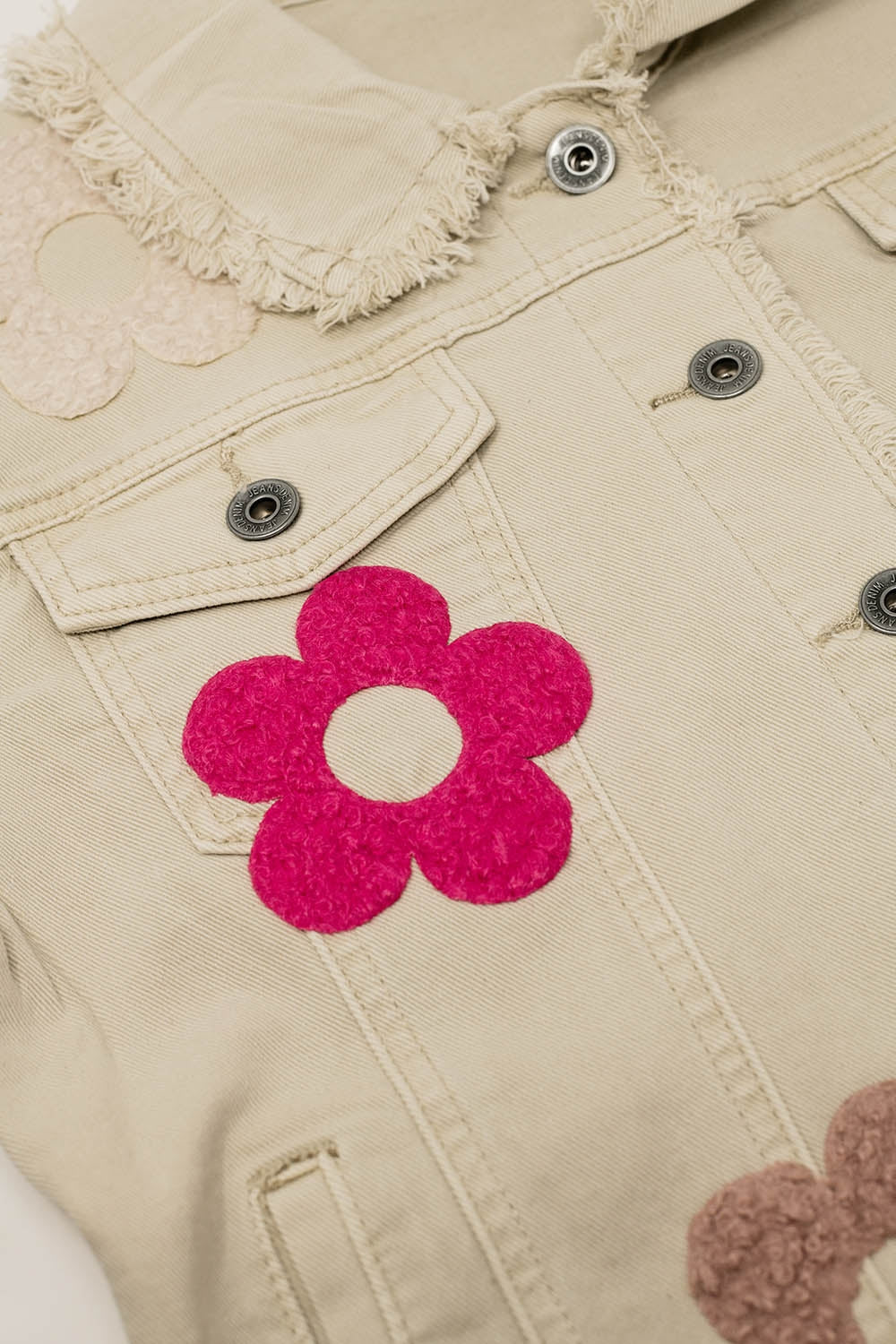 Giacca di jeans beige con fiori ricamati