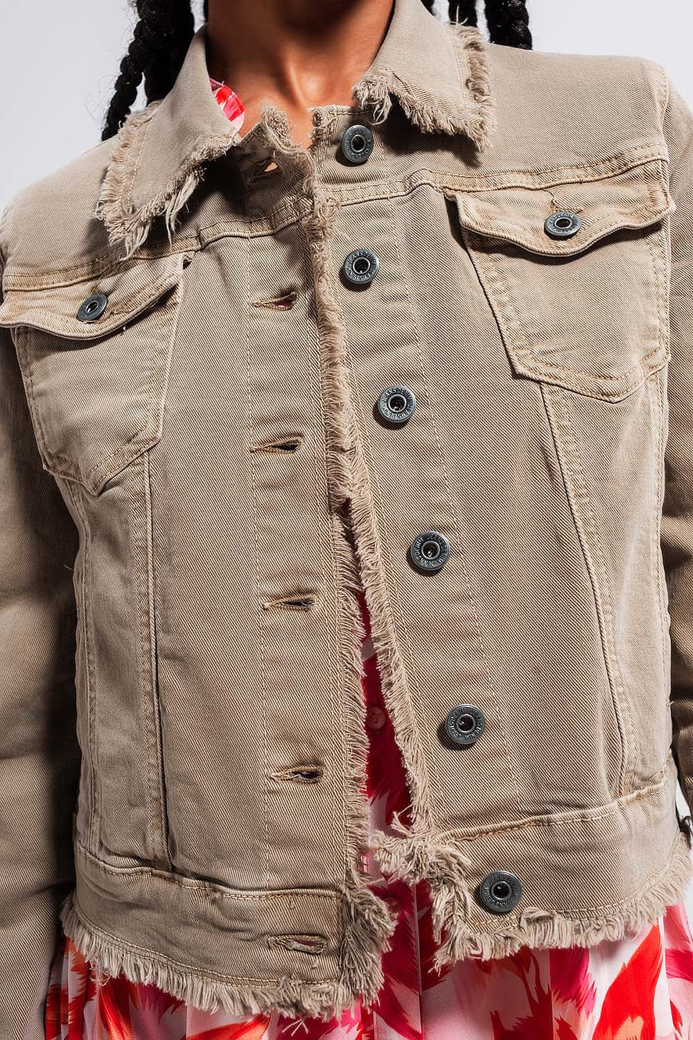 Giacca di jeans grigia con bordi grezzi