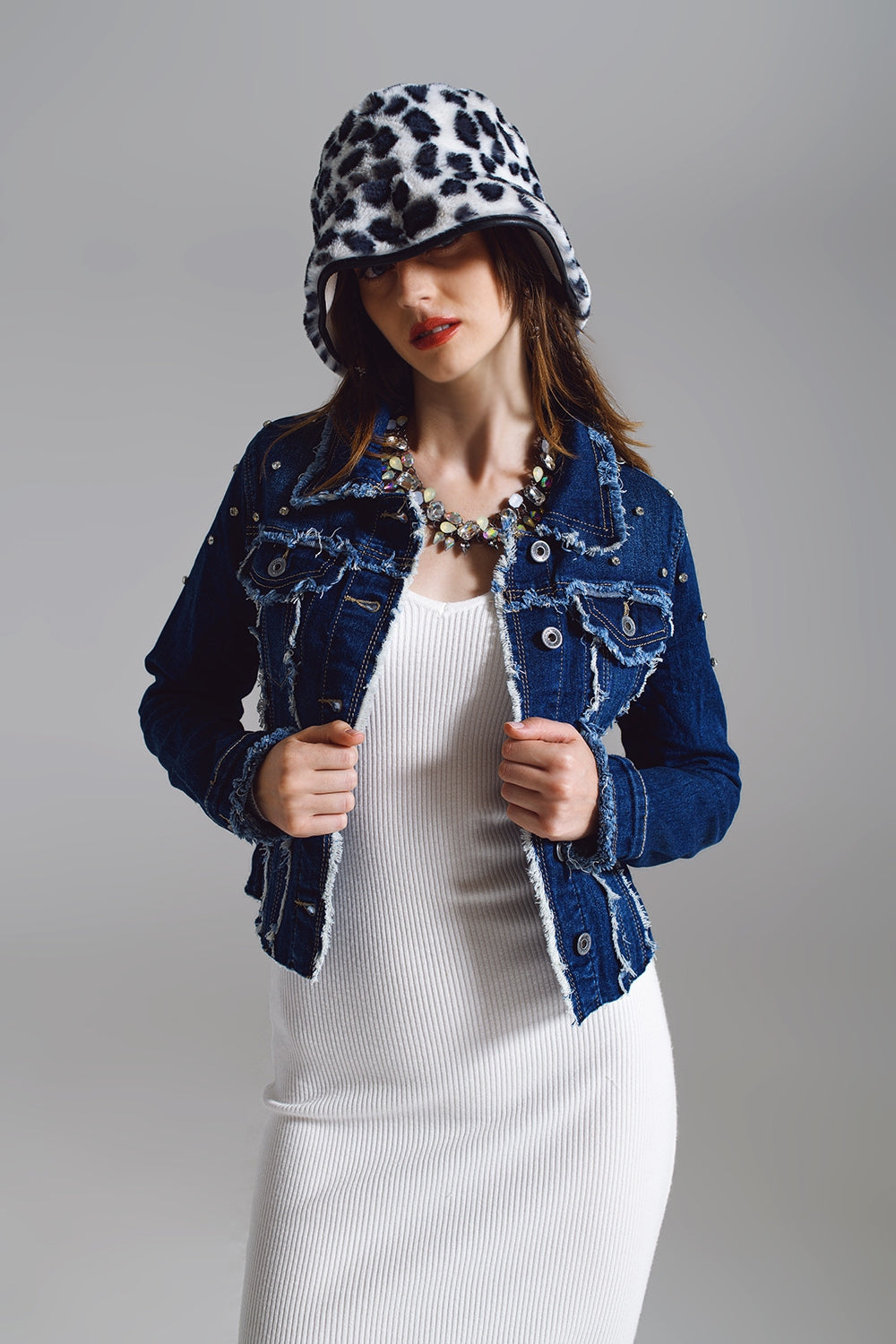 Giacca in denim con dettagli sfrangiati e ricamati in lavaggio medio