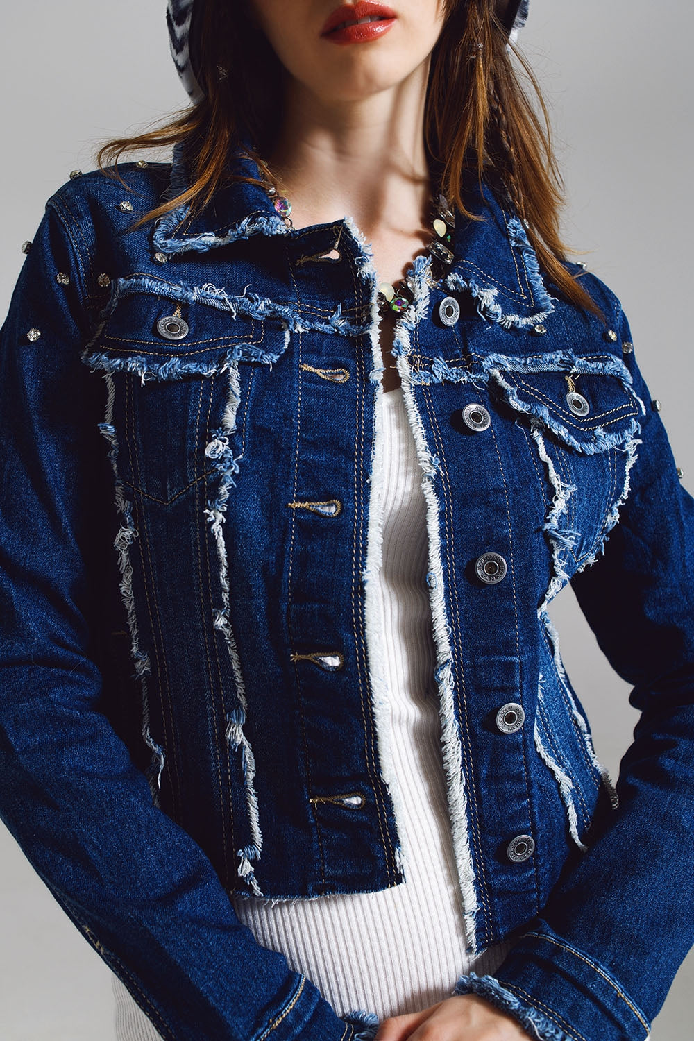Giacca in denim con dettagli sfrangiati e ricamati in lavaggio medio