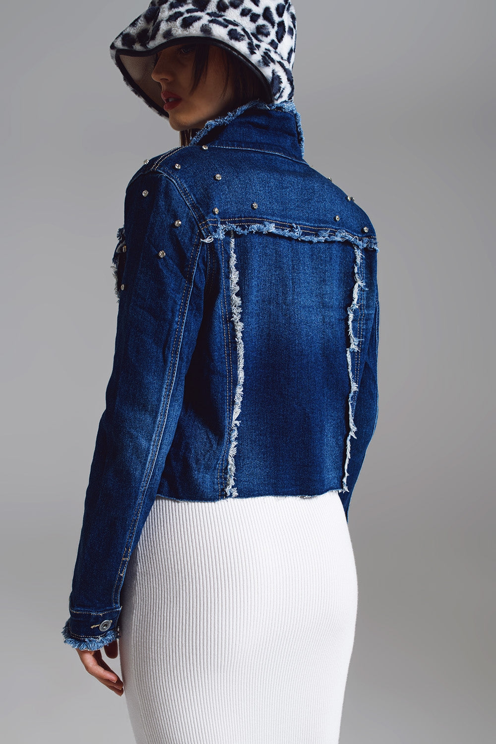 Giacca in denim con dettagli sfrangiati e ricamati in lavaggio medio