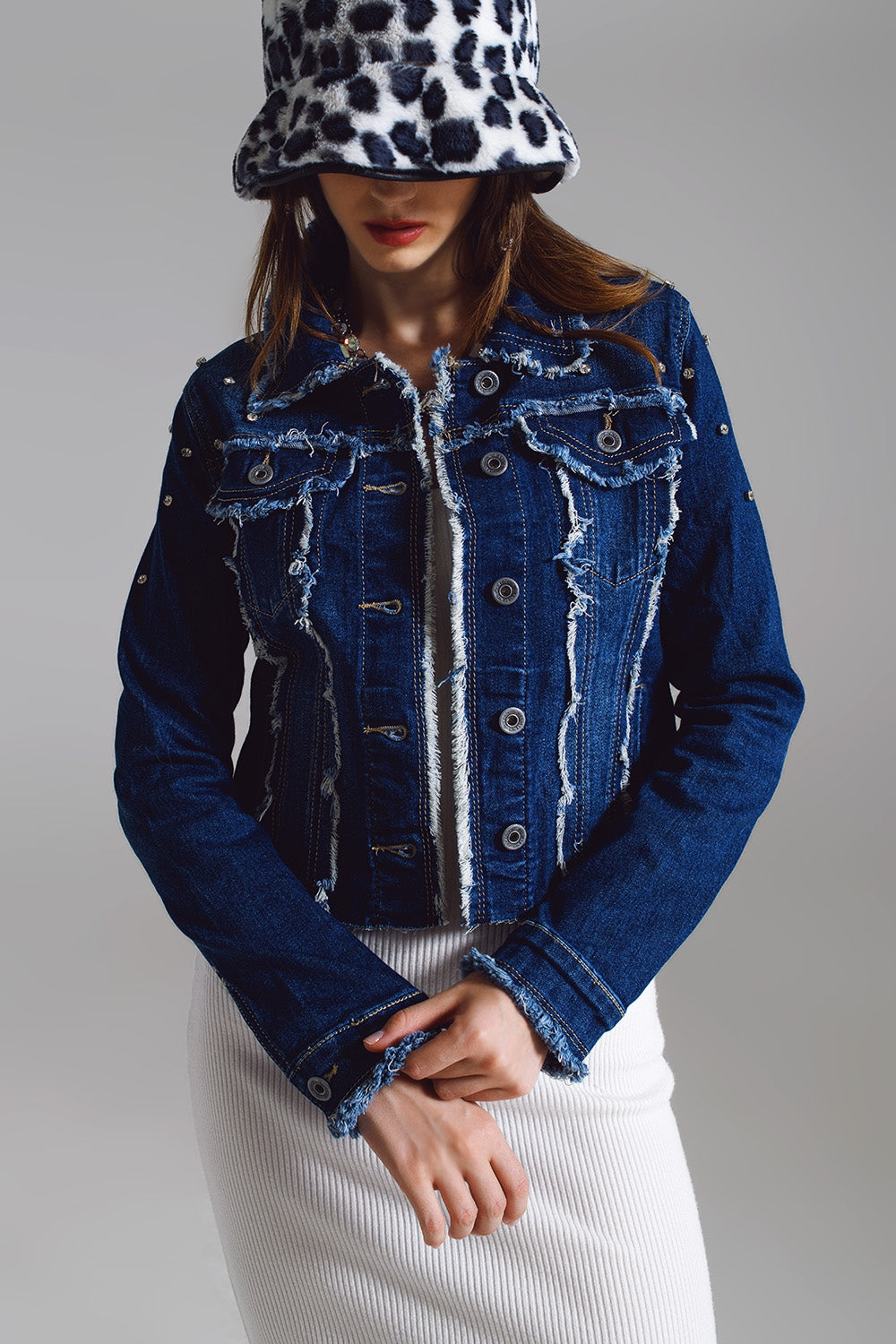 Giacca in denim con dettagli sfrangiati e ricamati in lavaggio medio