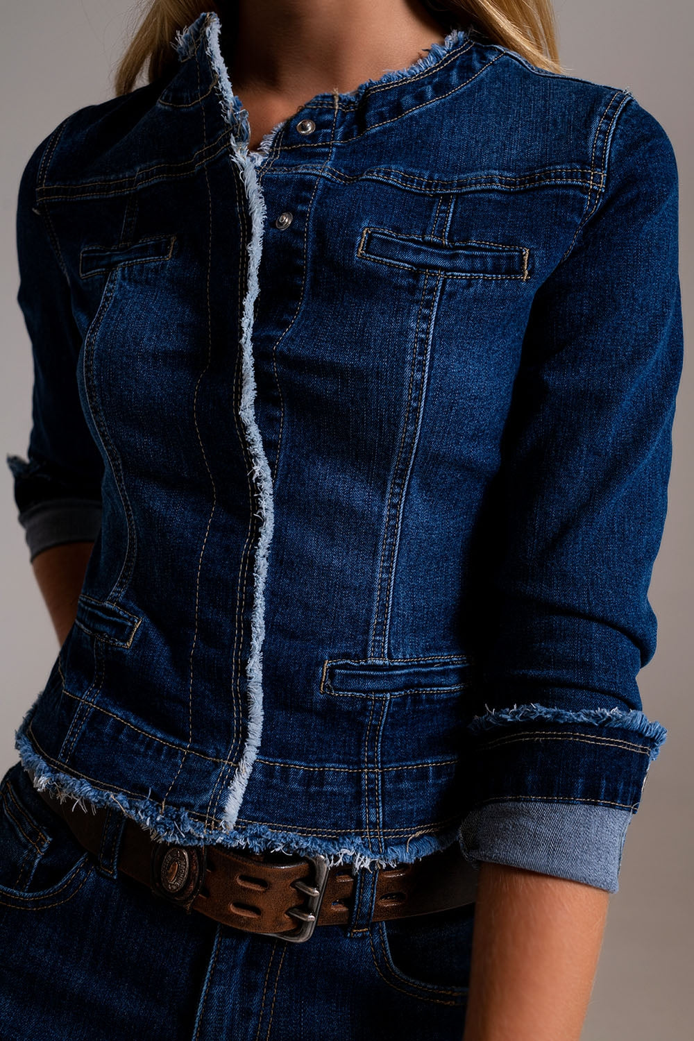 Giacca in denim con orlo grezzo